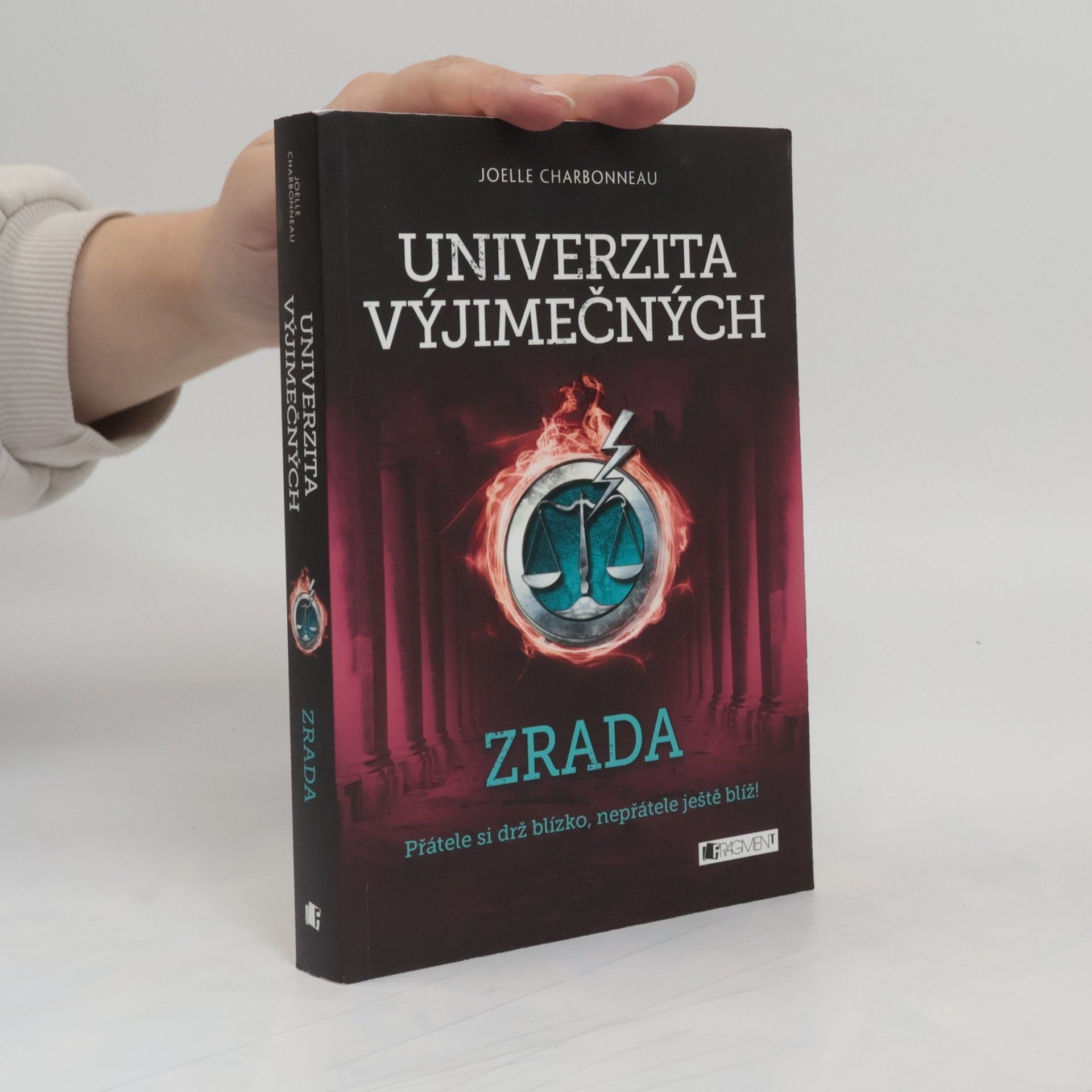 Joelle Charbonneau Univerzita výjimečných. Zrada
