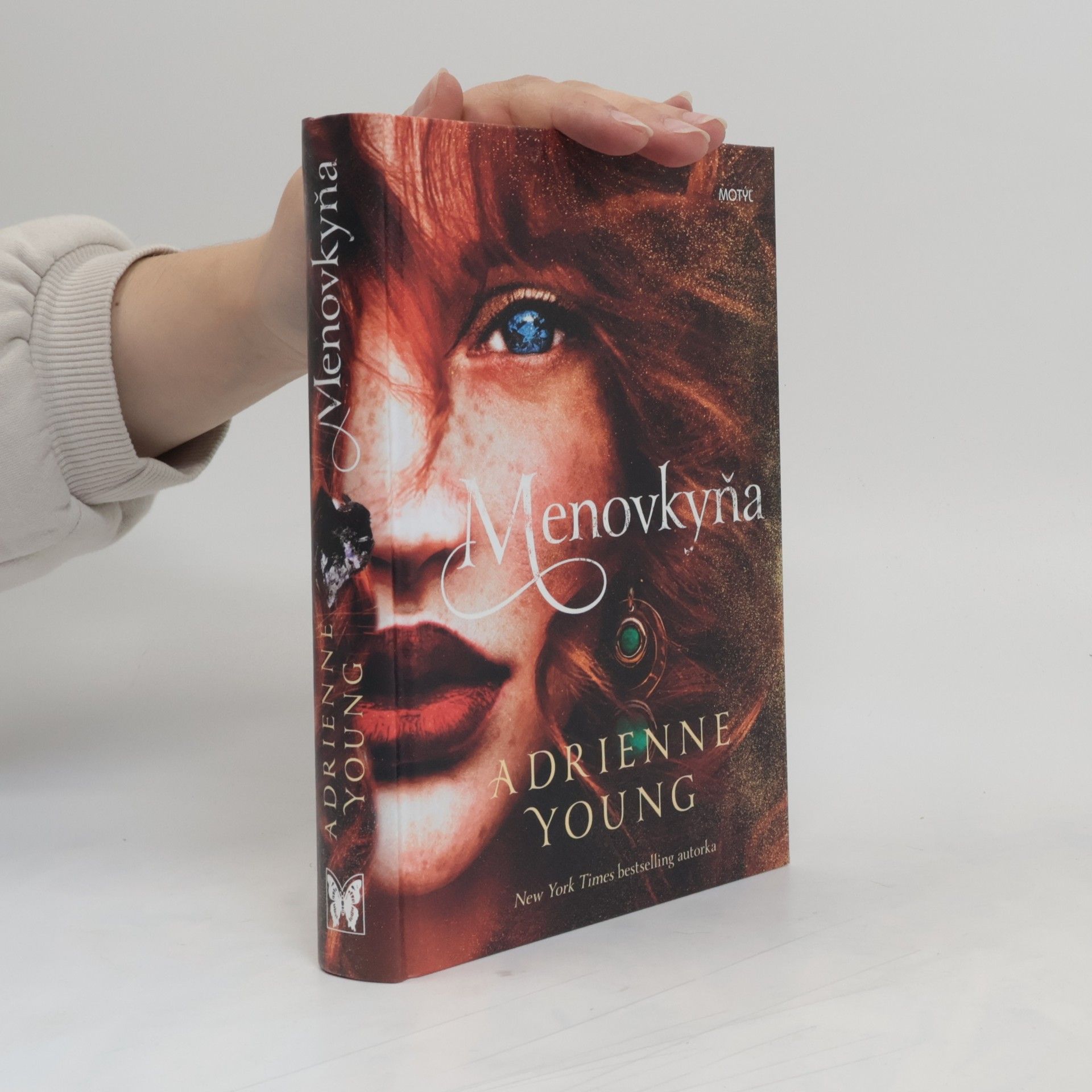 Adrienne Young Menovkyňa