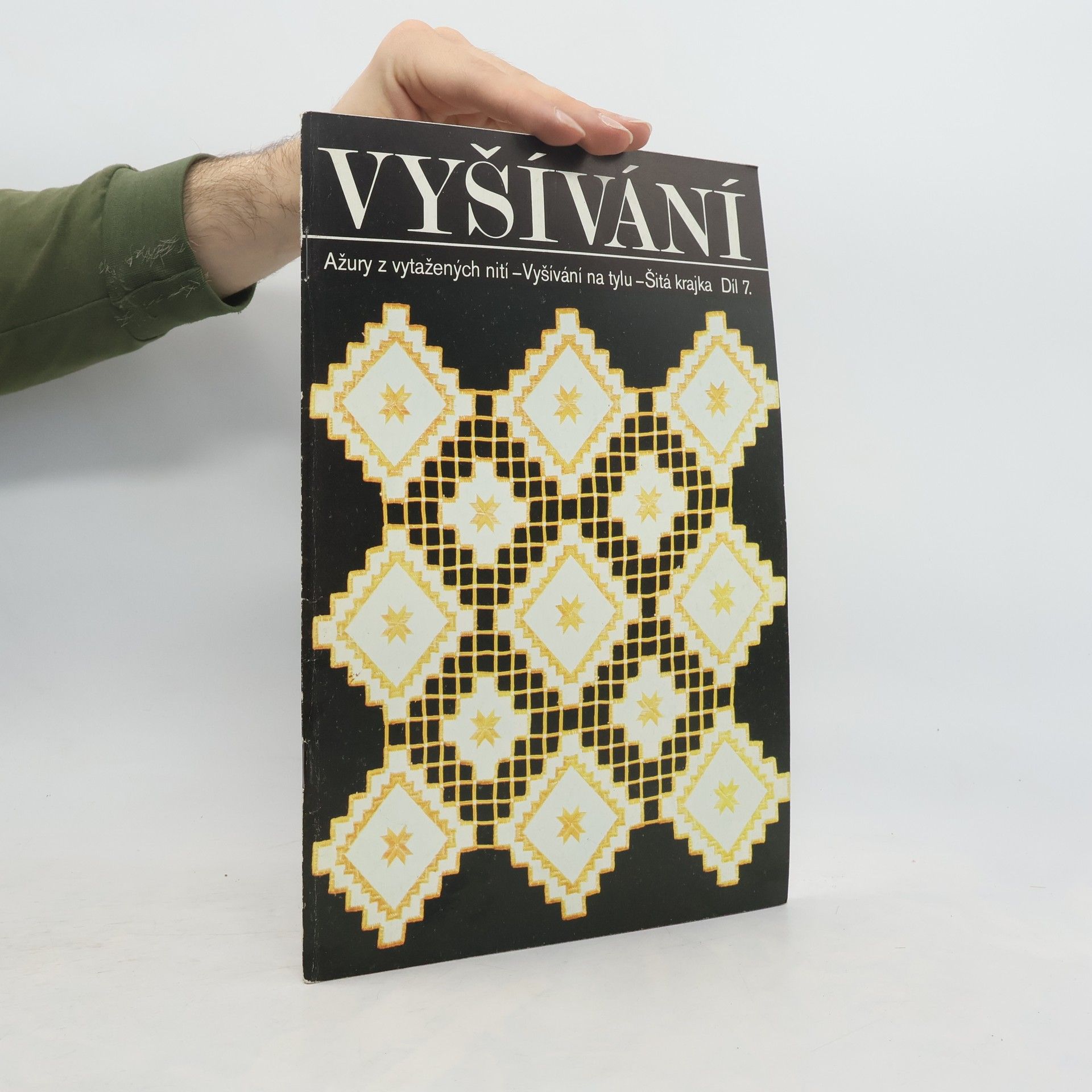 Marie Benešová Vyšívání 7. Ažury z vytažených nití. Vyšívání na tylu. Šitá krajka