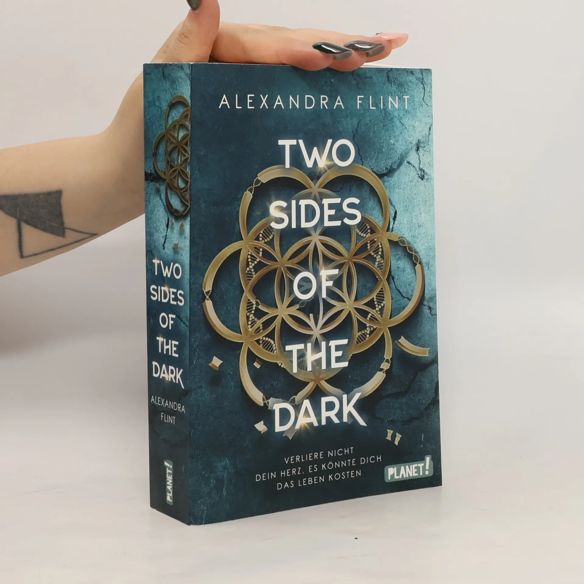 Two sides of the dark | Boek | Alexandra Flint | DE