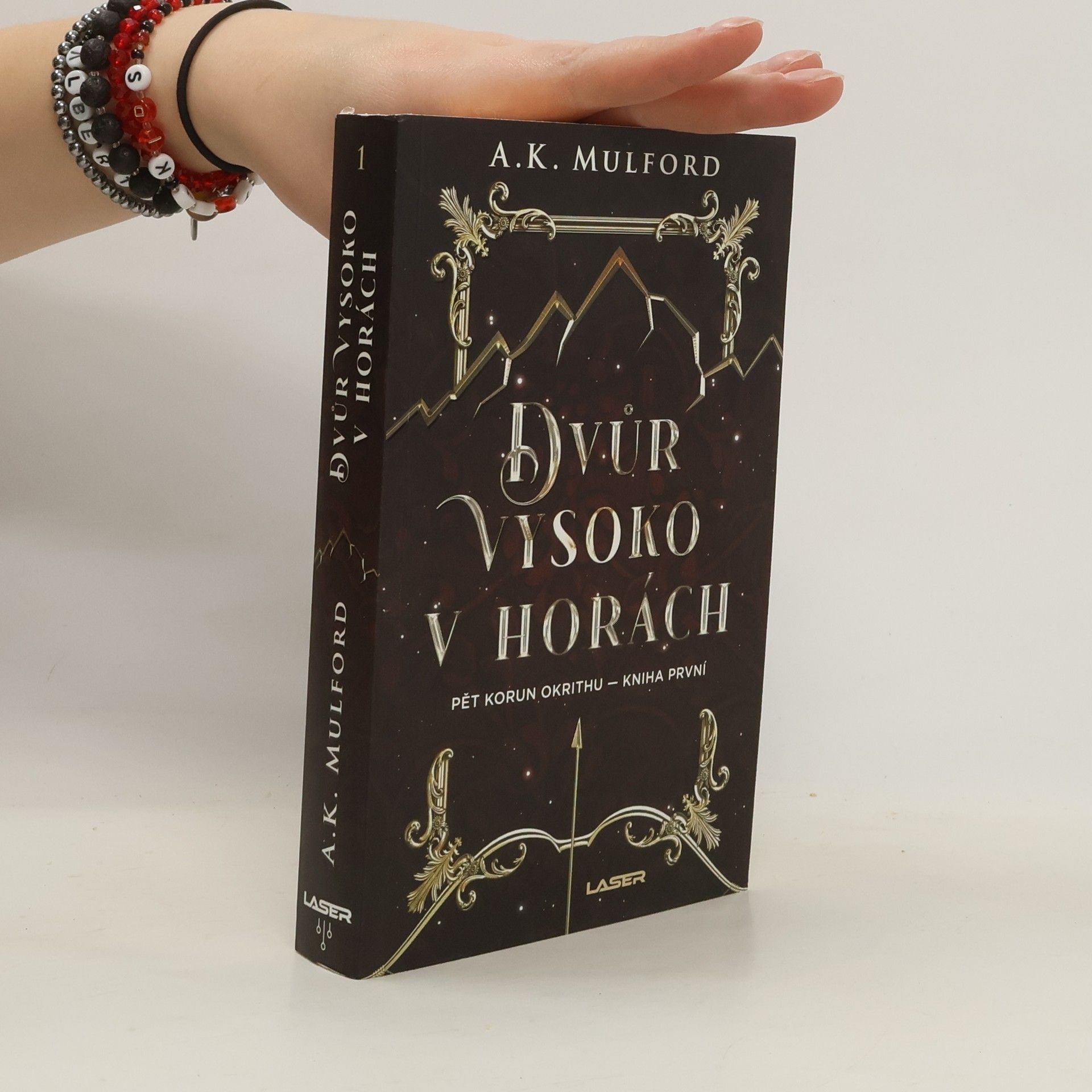 A. K. Mulford Dvůr vysoko v horách