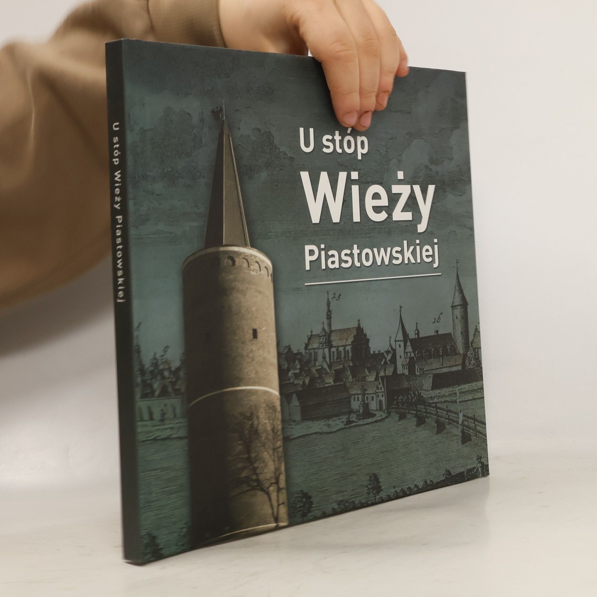 Iwona Solisz U stóp Wieży Piastowskiej