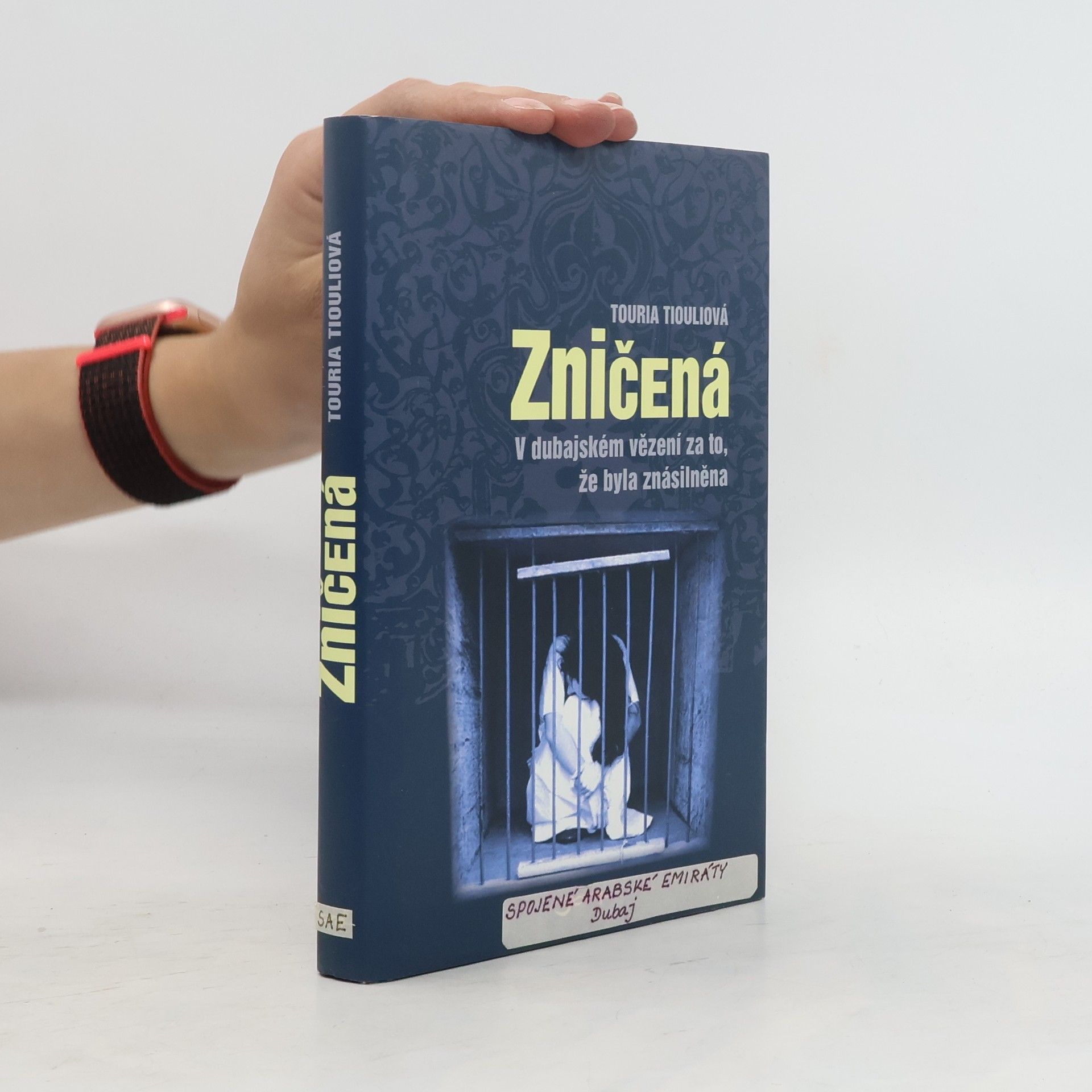 Touria Tiouli Zničená. V dubajském vězení za to, že byla znásilněna