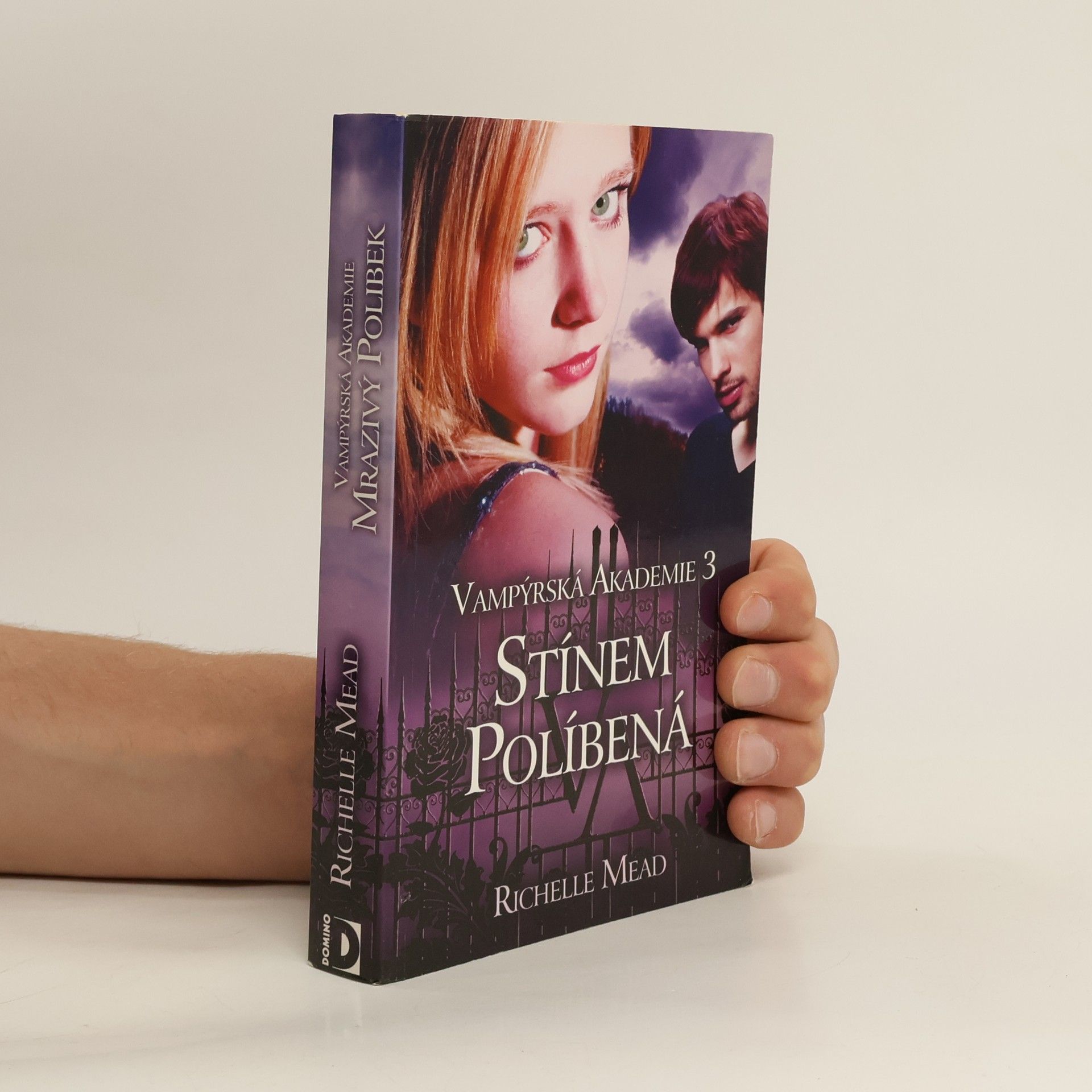 Richelle Mead Vampýrská akademie 3: Stínem políbená.