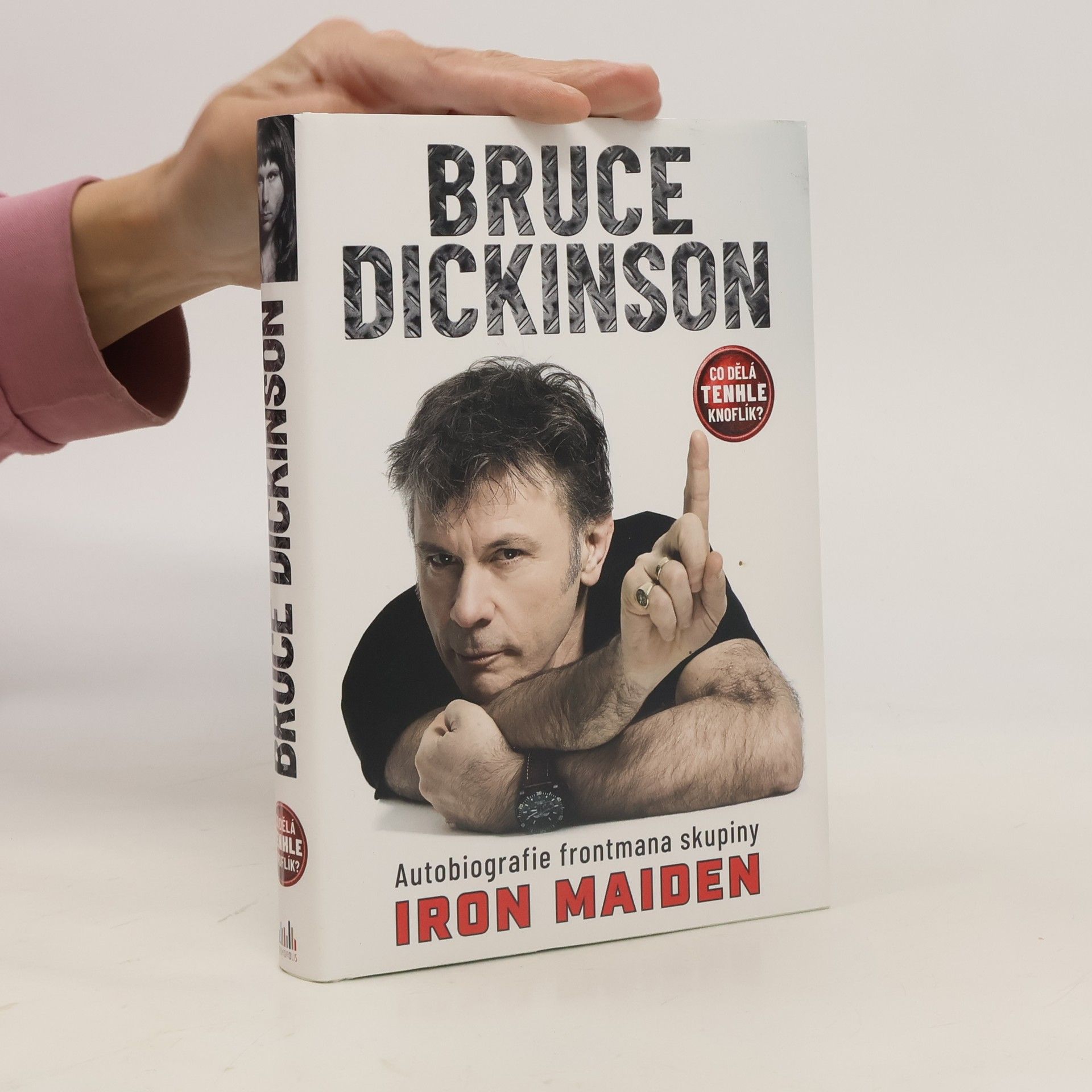Bruce Dickinson Co dělá tenhle knoflík?