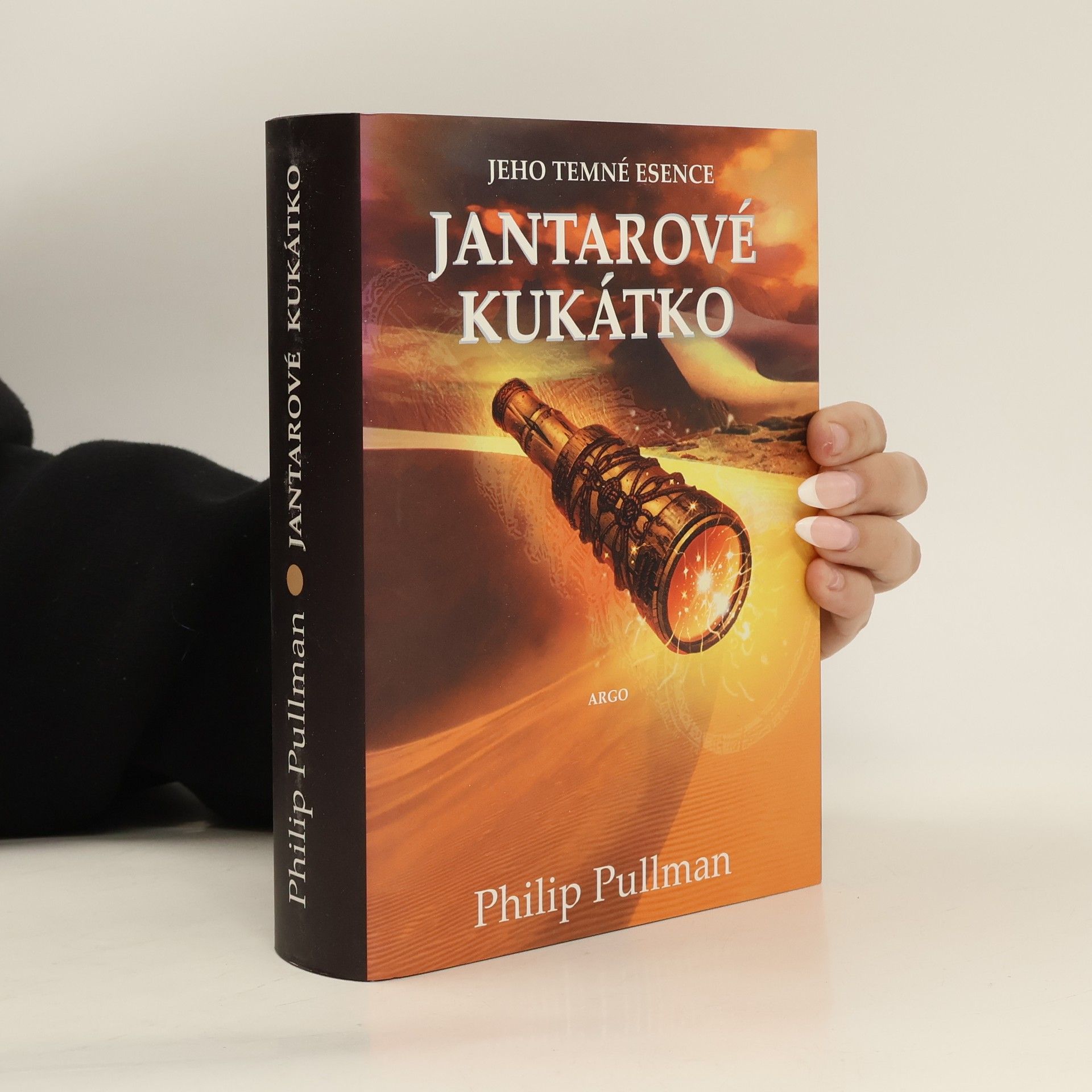 Philip Pullman Jeho temné esence. Jantarové kukátko