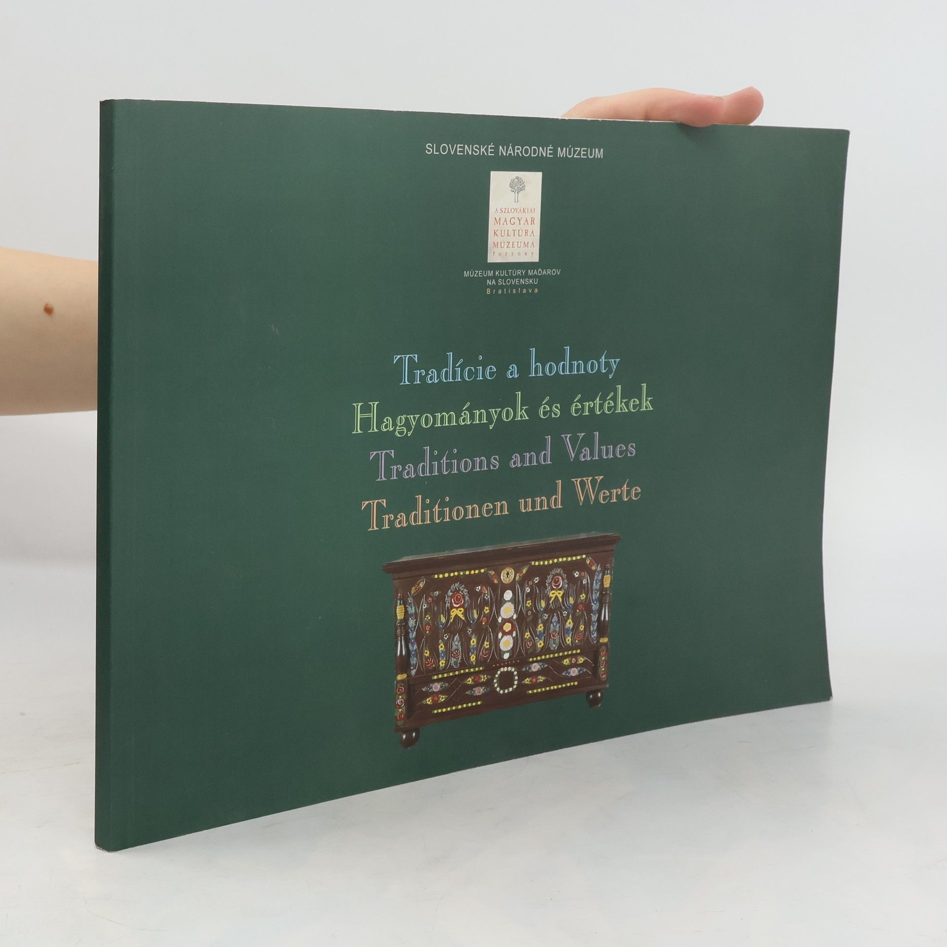 AA.VV. Tradícíe a hodnoty = Hagyományok és értékek = Traditions and Values = Traditionen und Werte