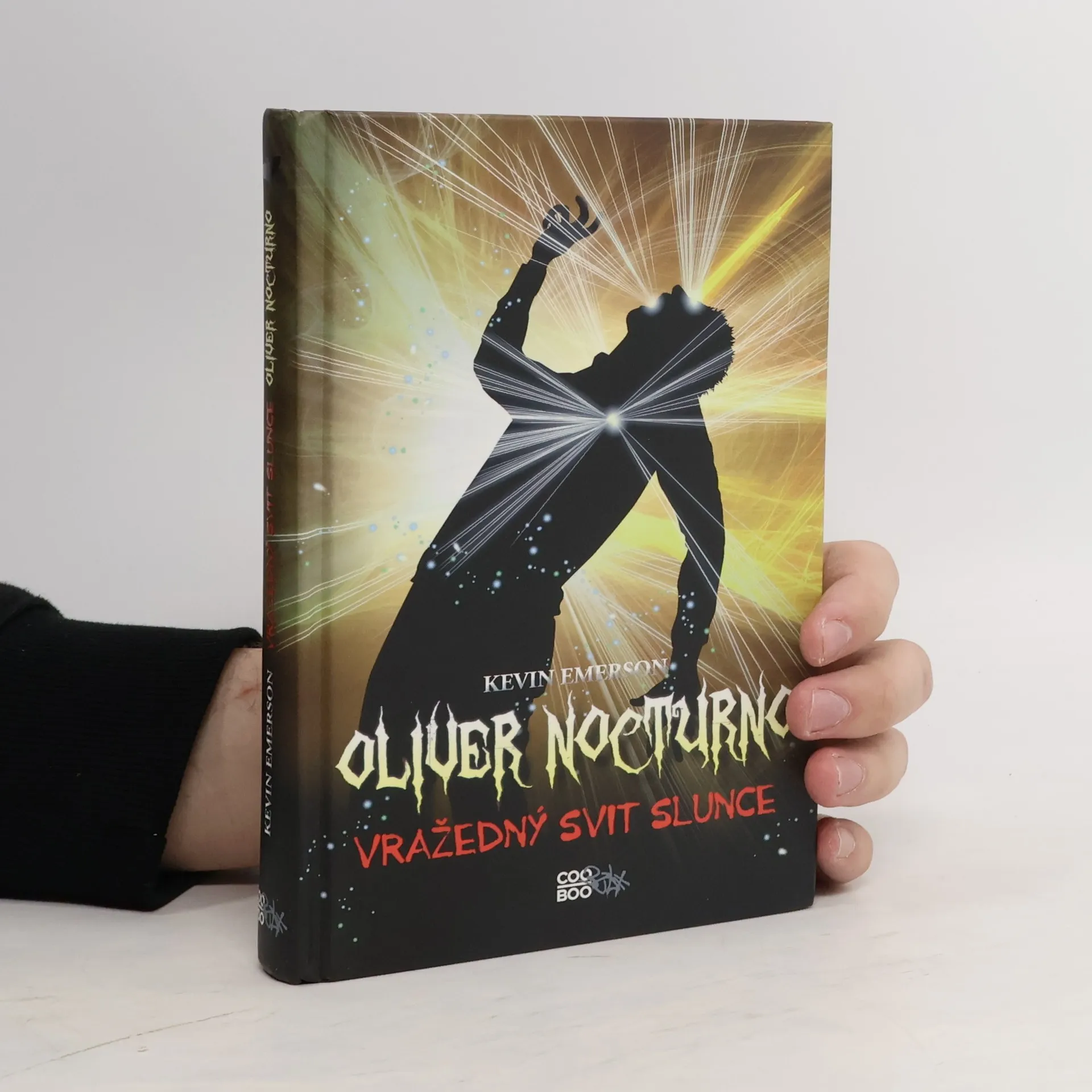 Oliver Nocturno. Vražedný svit slunce | Kniha | Kevin Emerson | CS