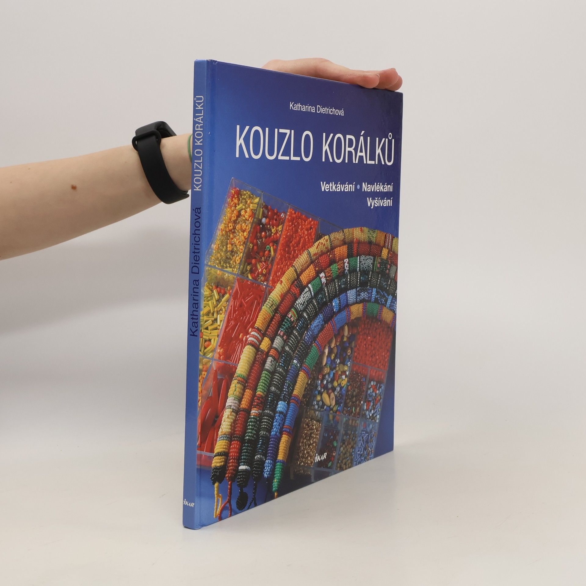 Katharina Dietrich Kouzlo korálků : vetkávání, navlékání, vyšívání