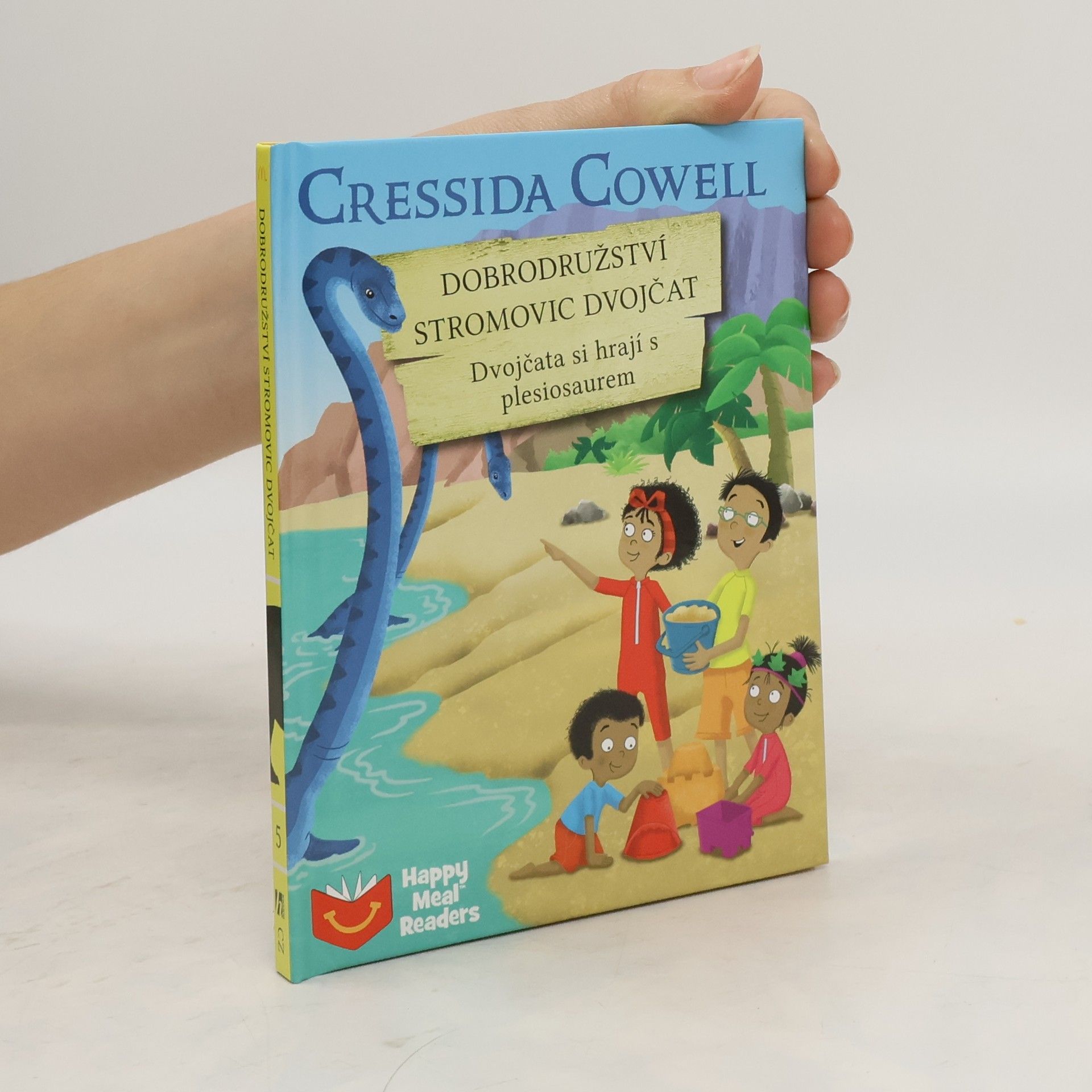 Cressida Cowell Dobrodružství Stromovic dvojčat. Dvojčata si hrají s plesiosaurem.
