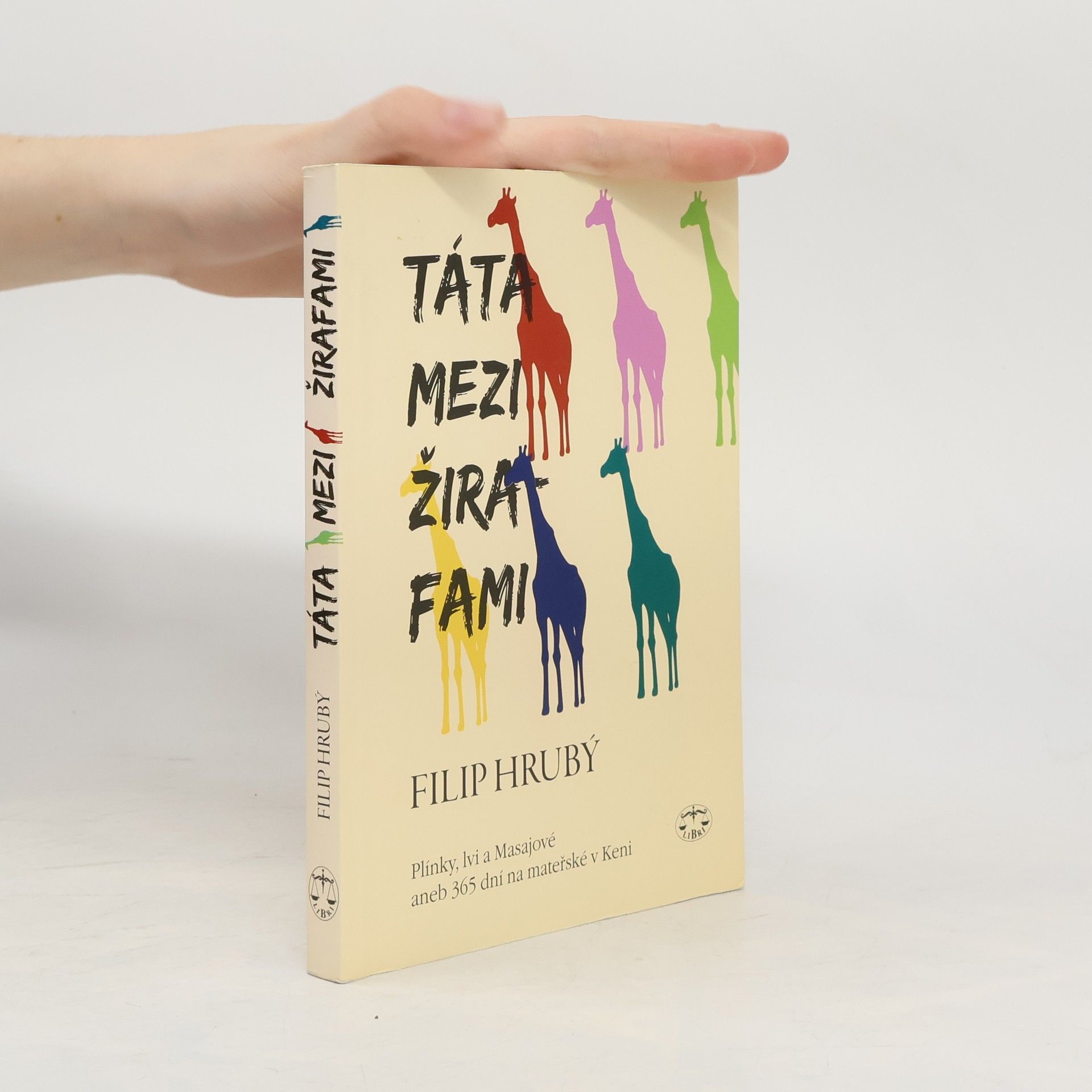 Filip Hrubý Táta mezi žirafami: Plínky, lvi a Masajové, aneb, 365 dní na mateřské v Keni
