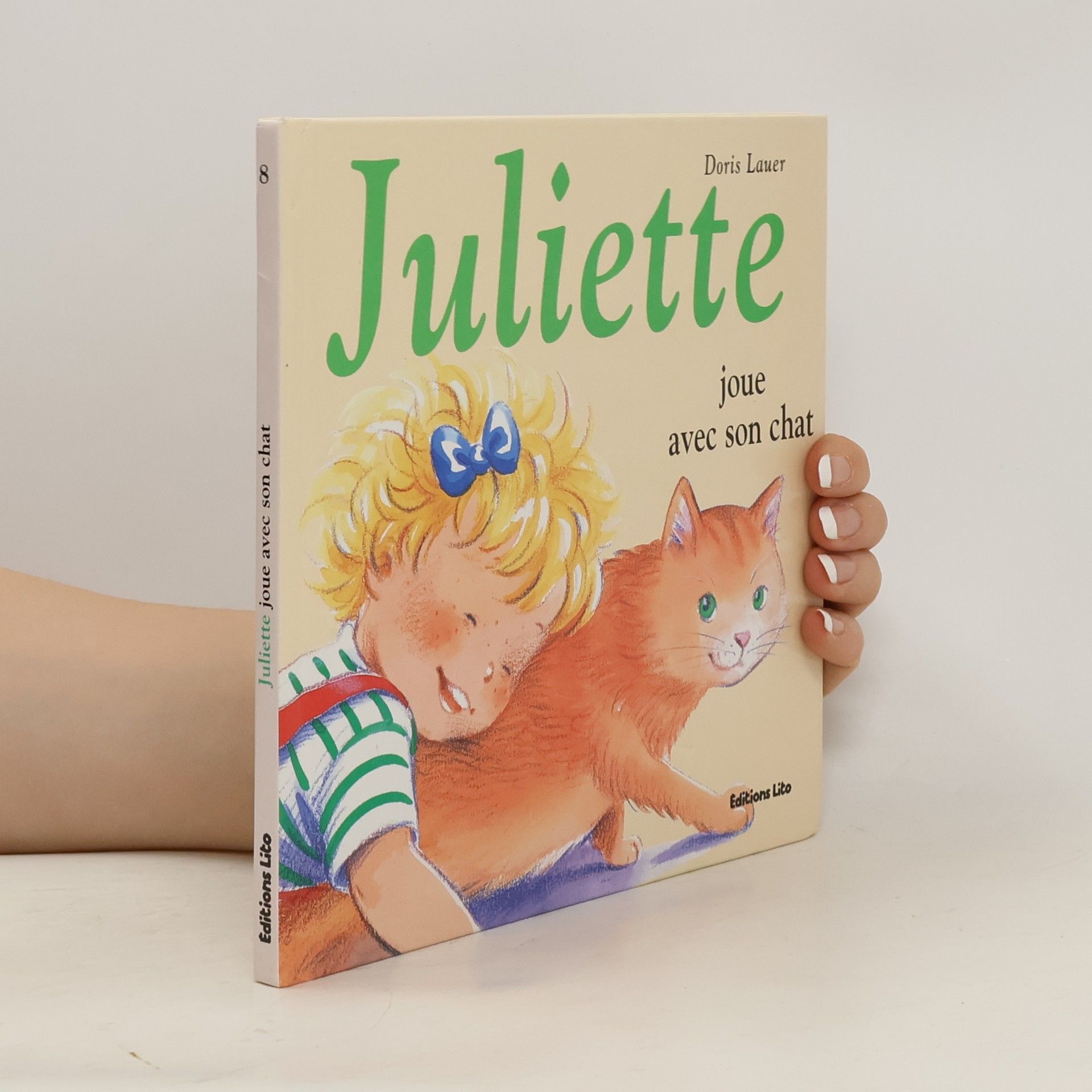 Doris Lauer Juliette joue avec son chat