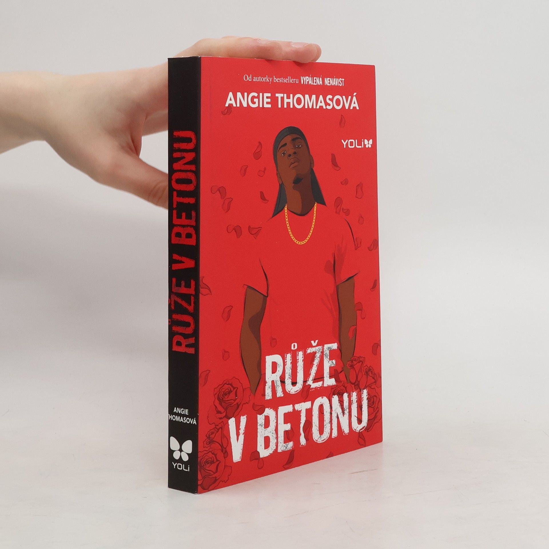 Angie Thomas Růže v betonu