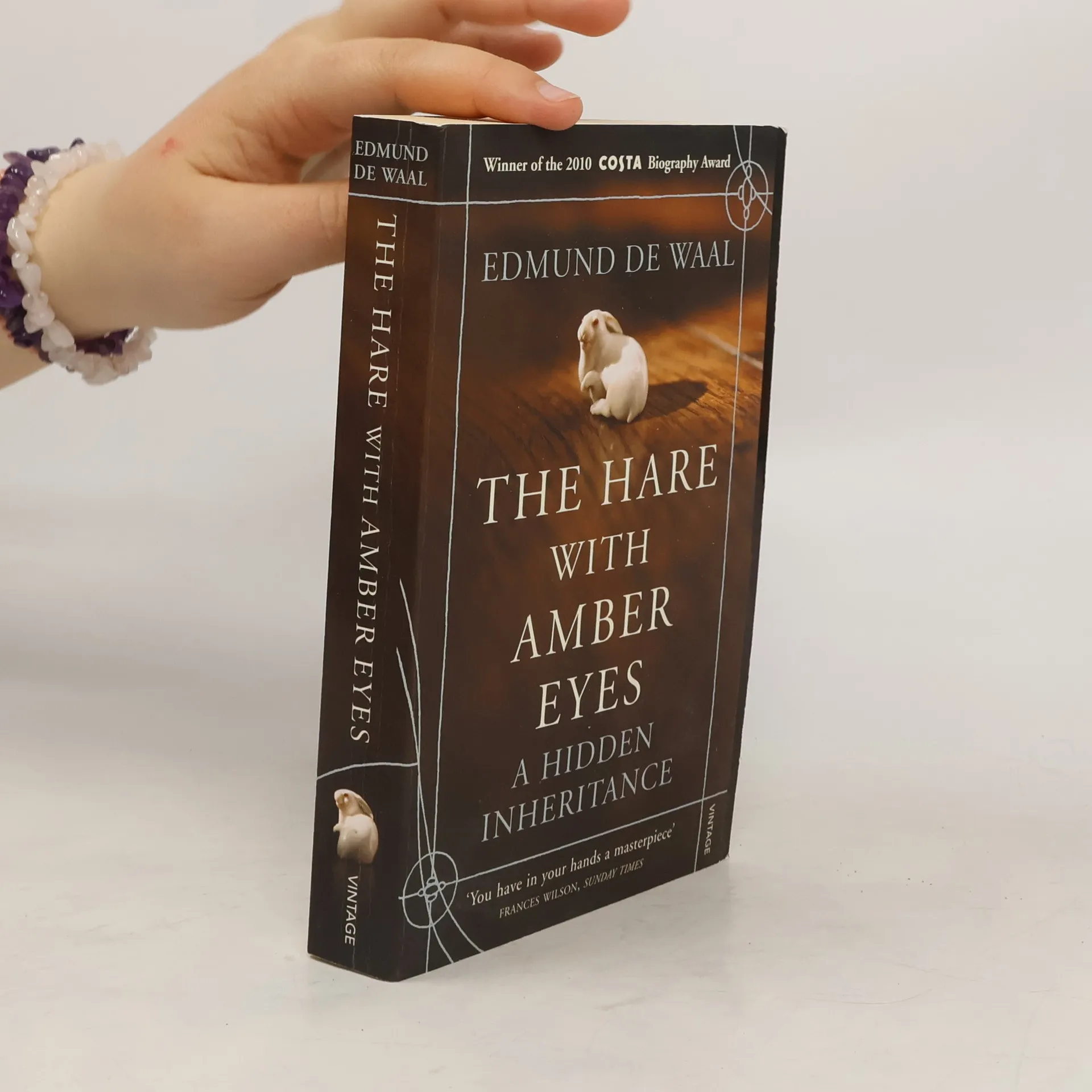 The hare with amber eyes. A hidden inheritance | Book | Edmund De Waal | EN