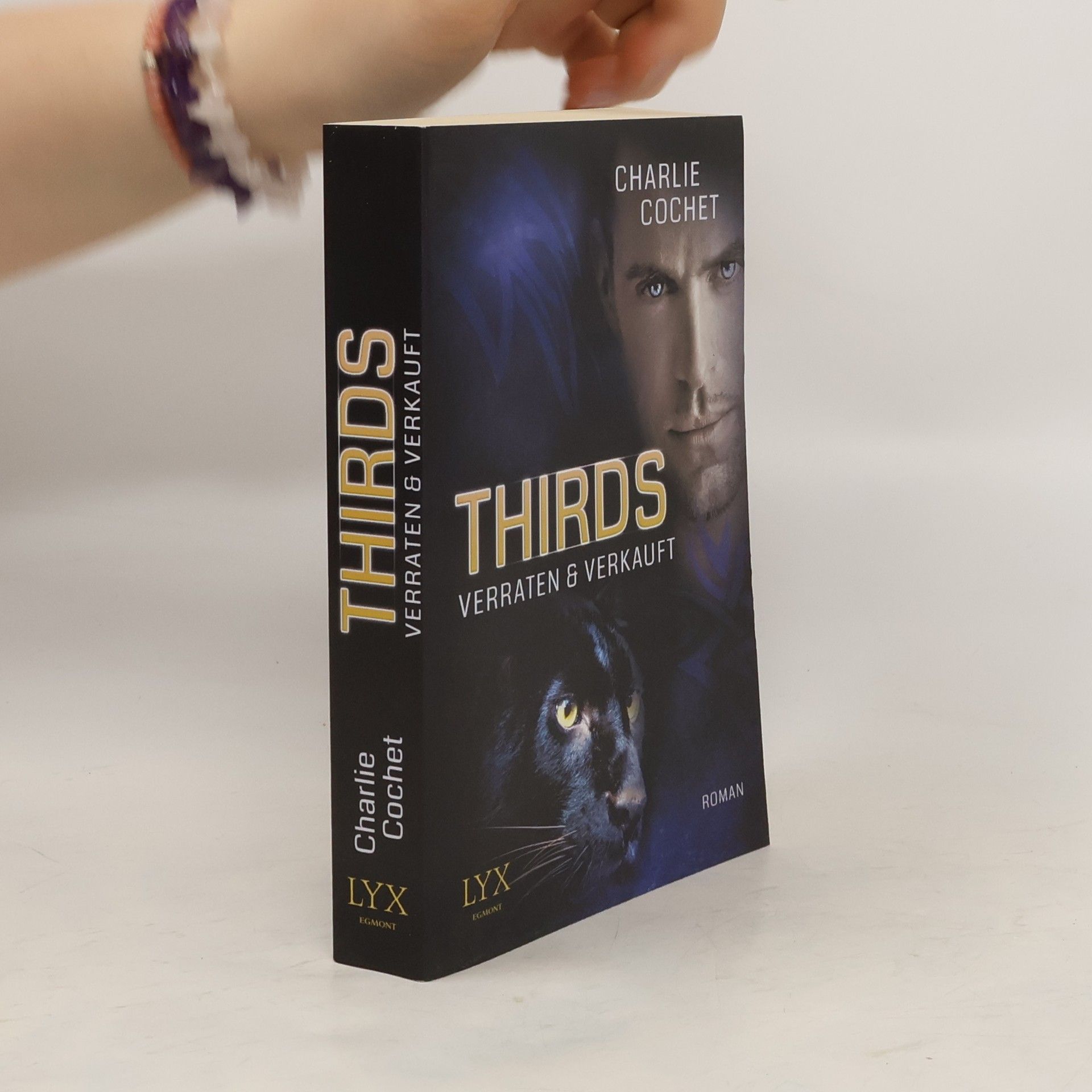 Charlie Cochet Thirds - verraten & verkauft
