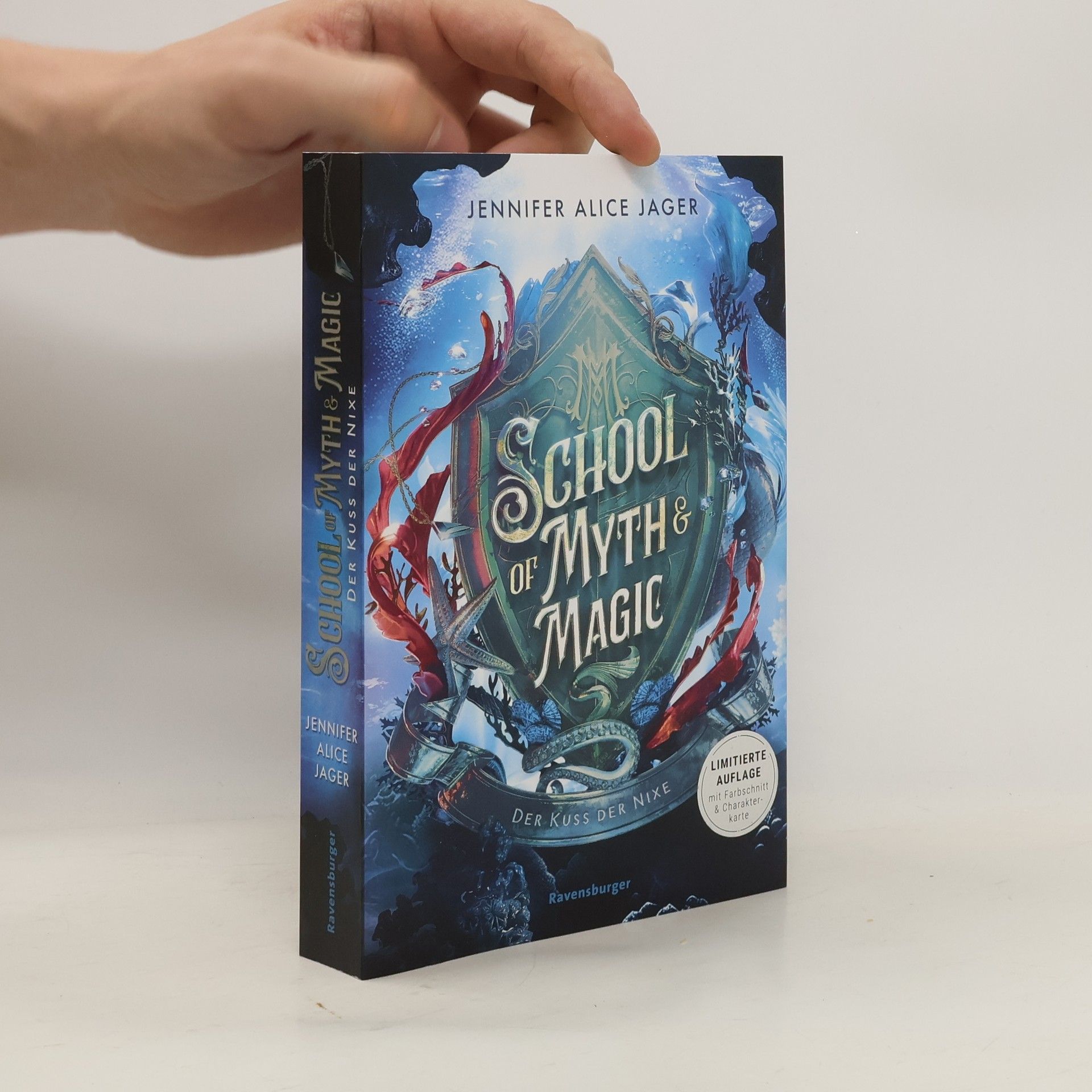 Jennifer Alice Jager School of Myth & Magic, Band 1: Der Kuss der Nixe (Limitierte Auflage mit Farbschnitt und Charakterkarte)