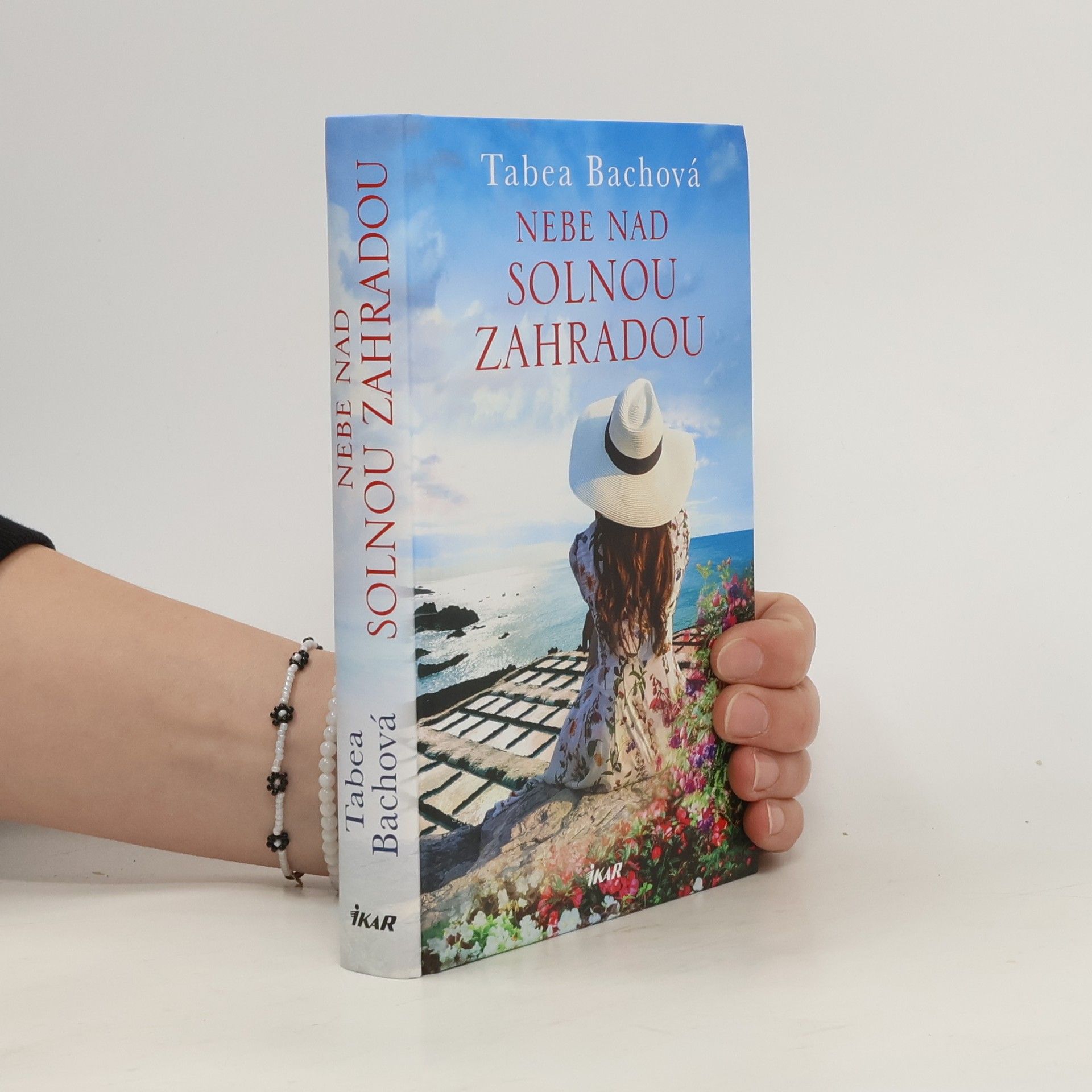 Tabea Bach Nebe nad solnou zahradou