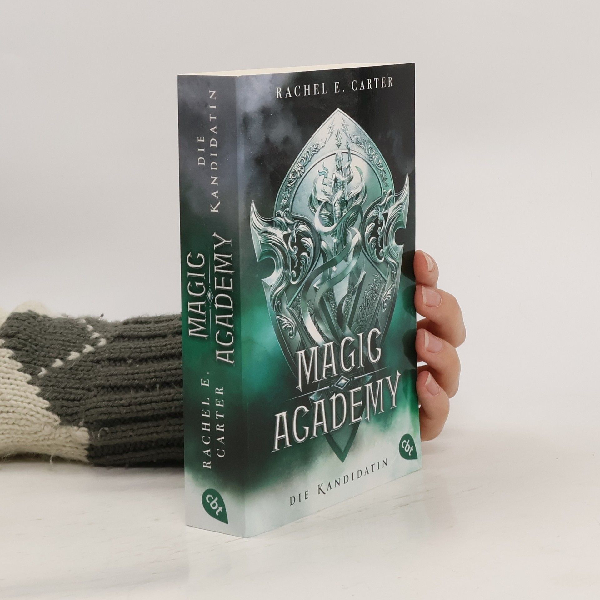 Rachel E. Carter Magic Academy – Die Kandidatin. Band 3 der erfolgreichen Dark-Academia-Romantasy-Serie im neuen Look