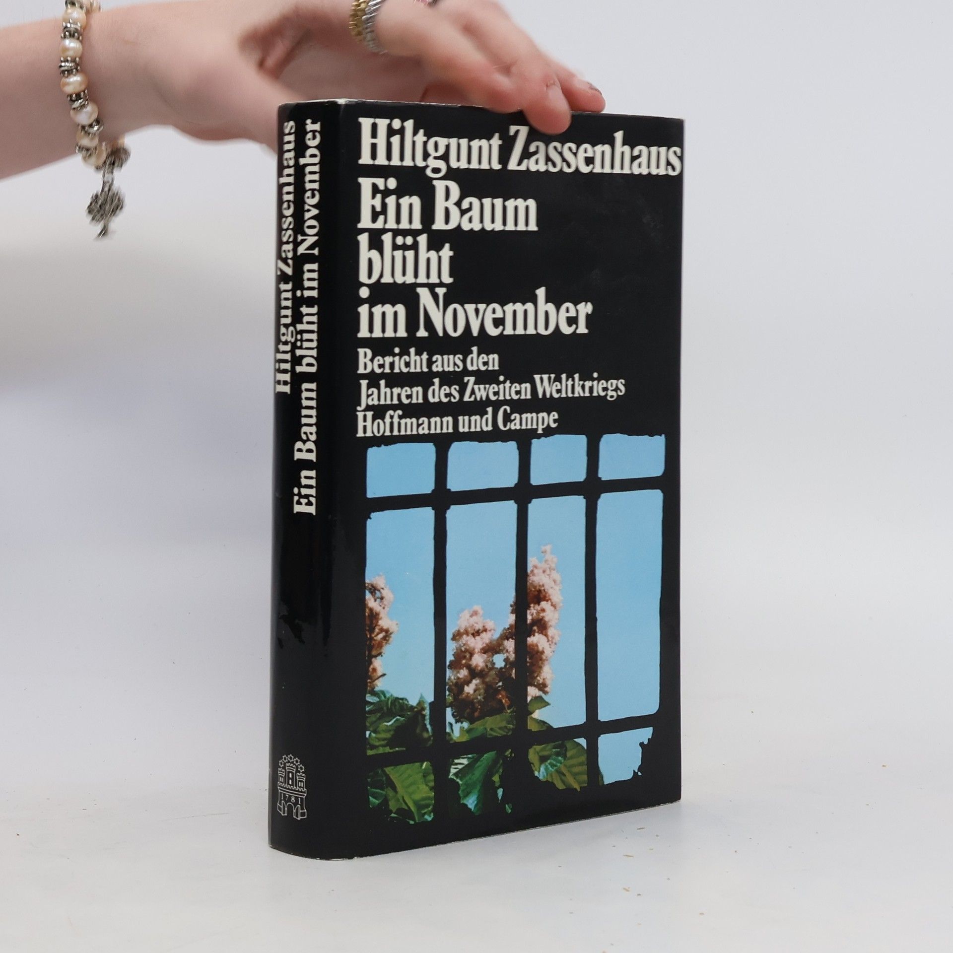 Hiltgunt Zassenhaus Ein Baum blüht im November