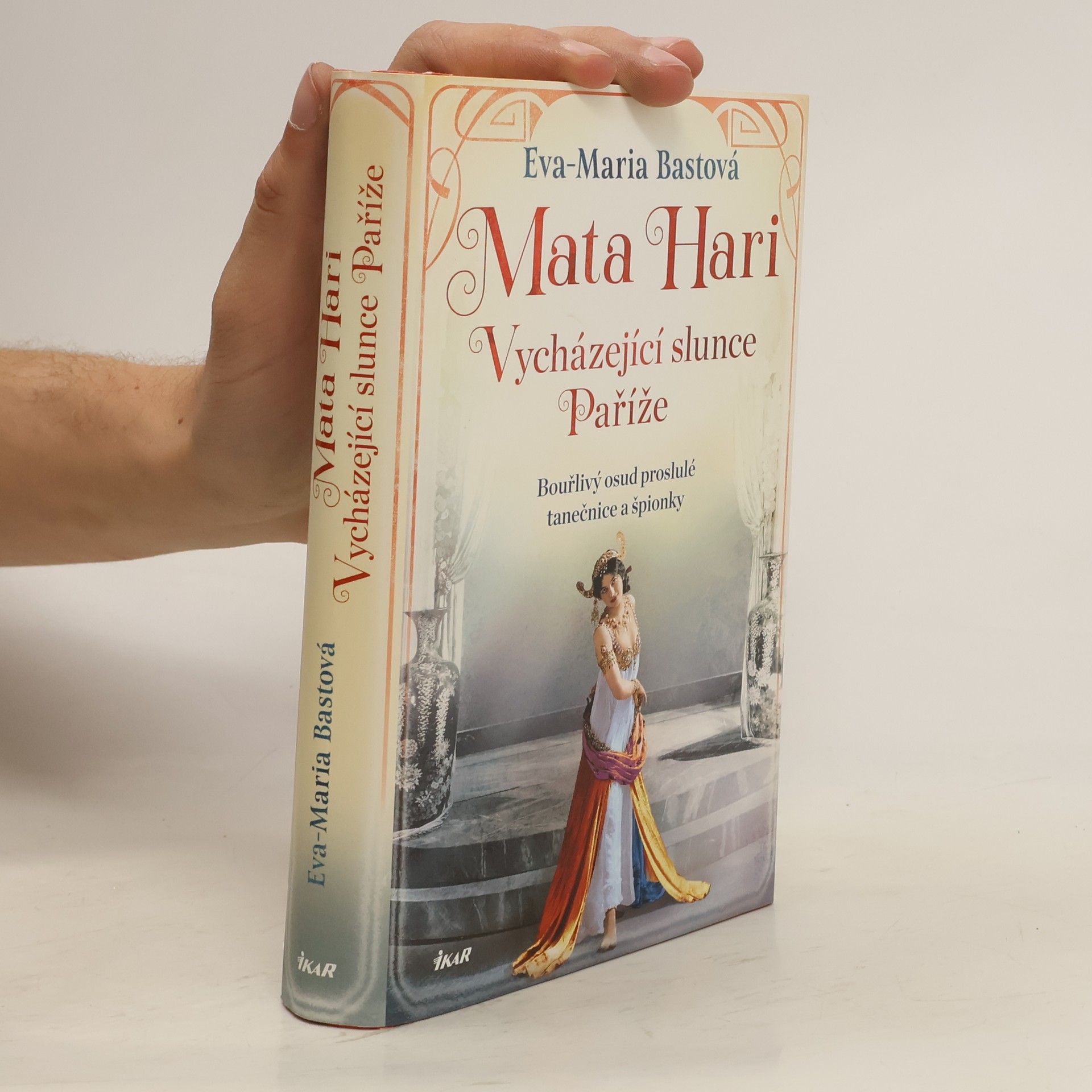 Eva-Maria Bast Mata Hari. vycházející slunce Paříže