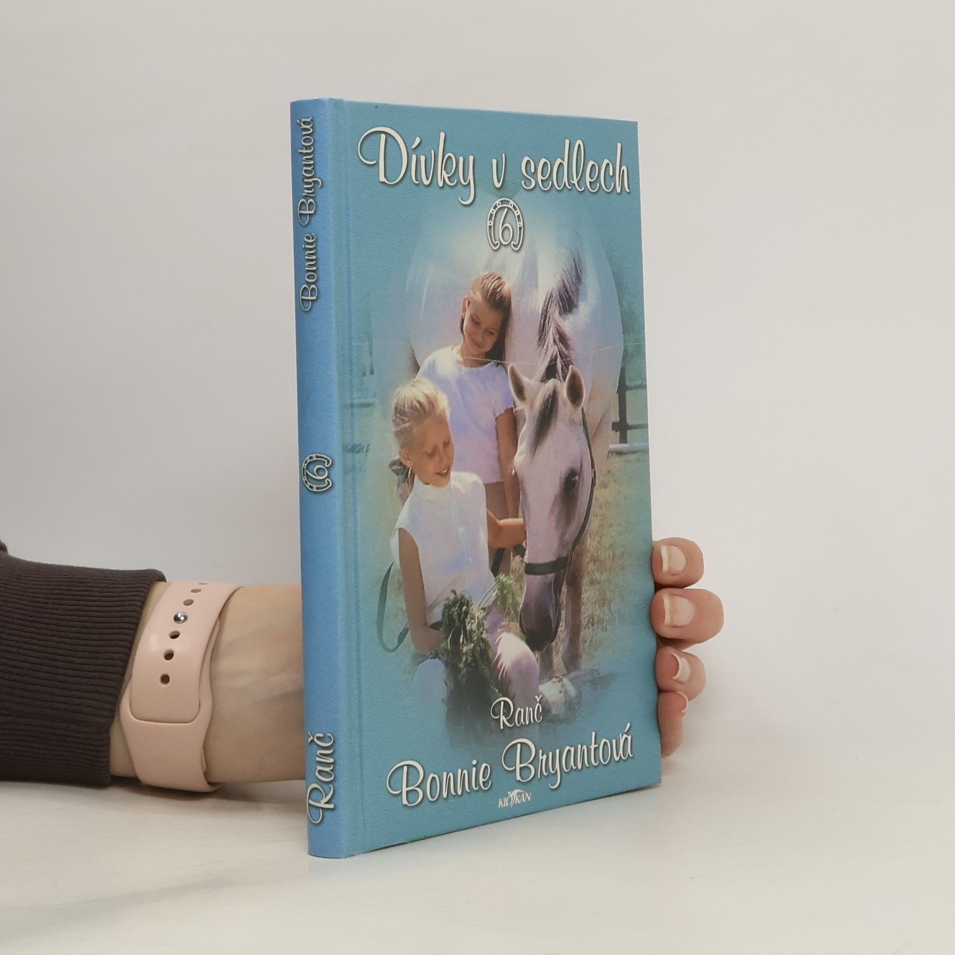 B. B. Hiller Dívky v sedlech. 6, Ranč