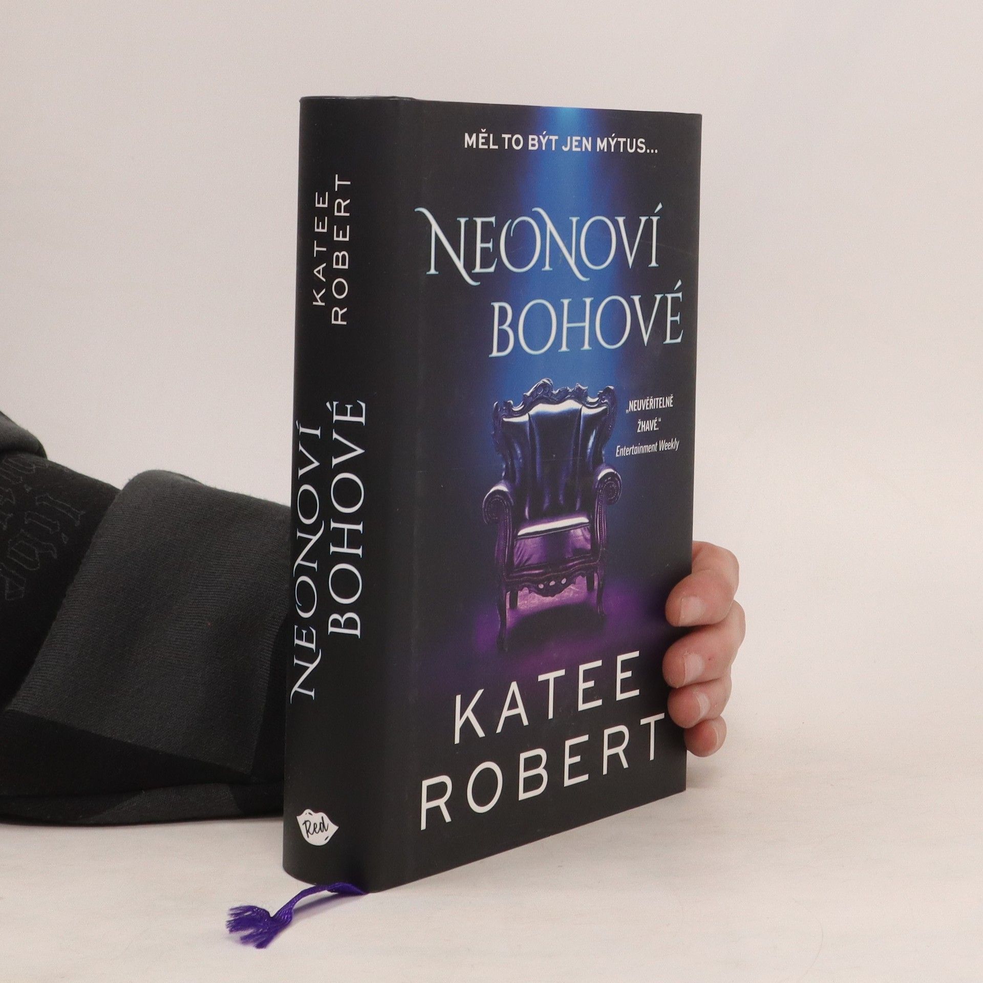 Katee Robert Neonoví bohové