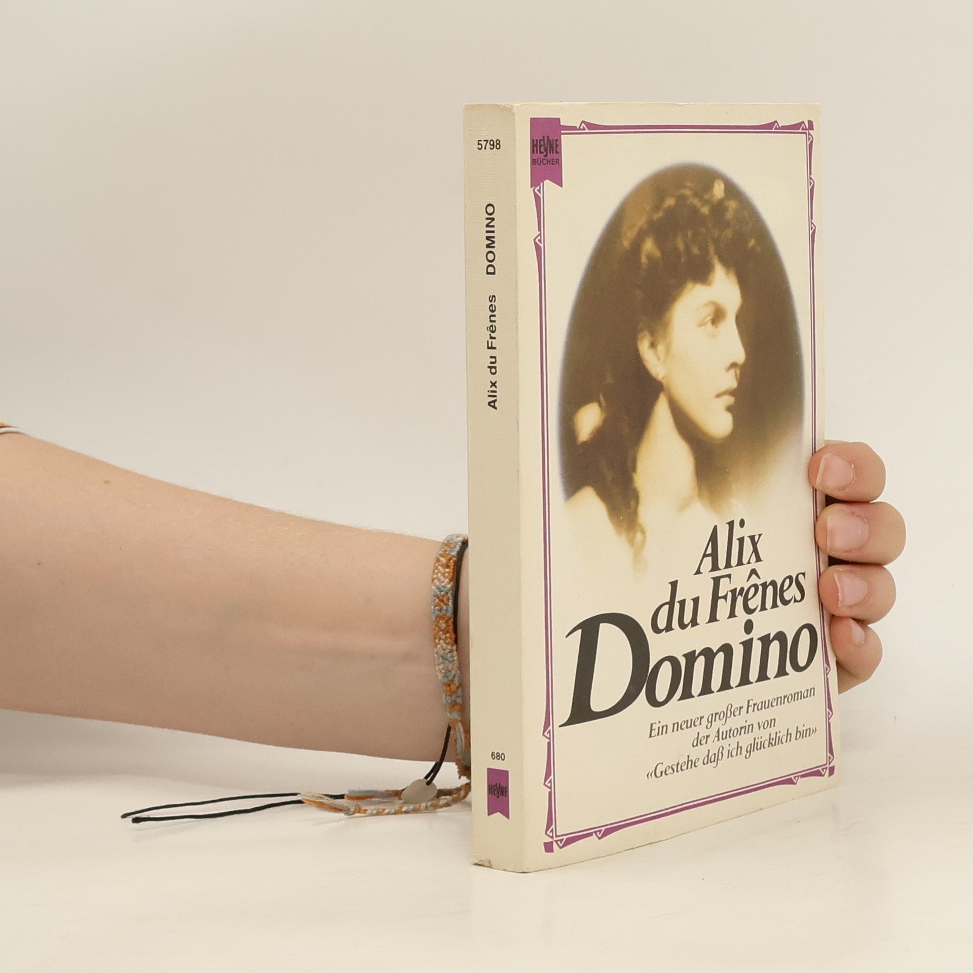 Alix Du Frênes Domino