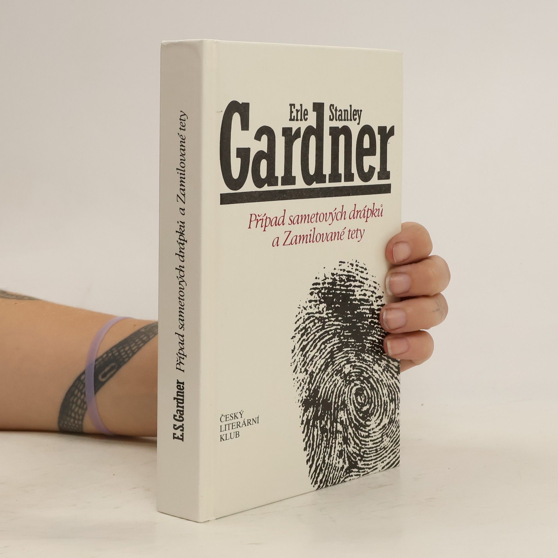 Erle Stanley Gardner Případ sametových drápků a Zamilované tety