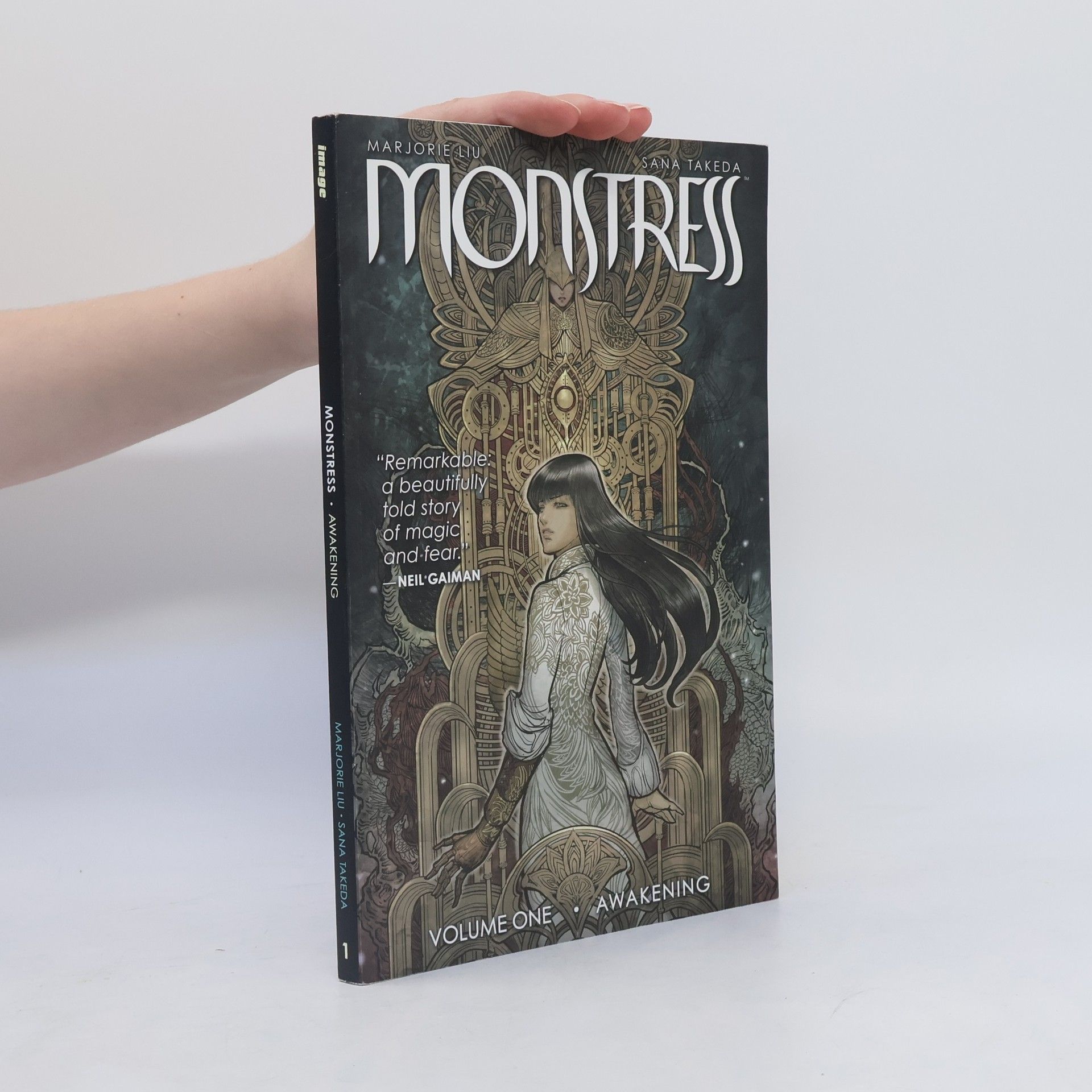 Marjorie Liu Monstress. Volume One, Awakening : Collecting Monstress issues 1-6