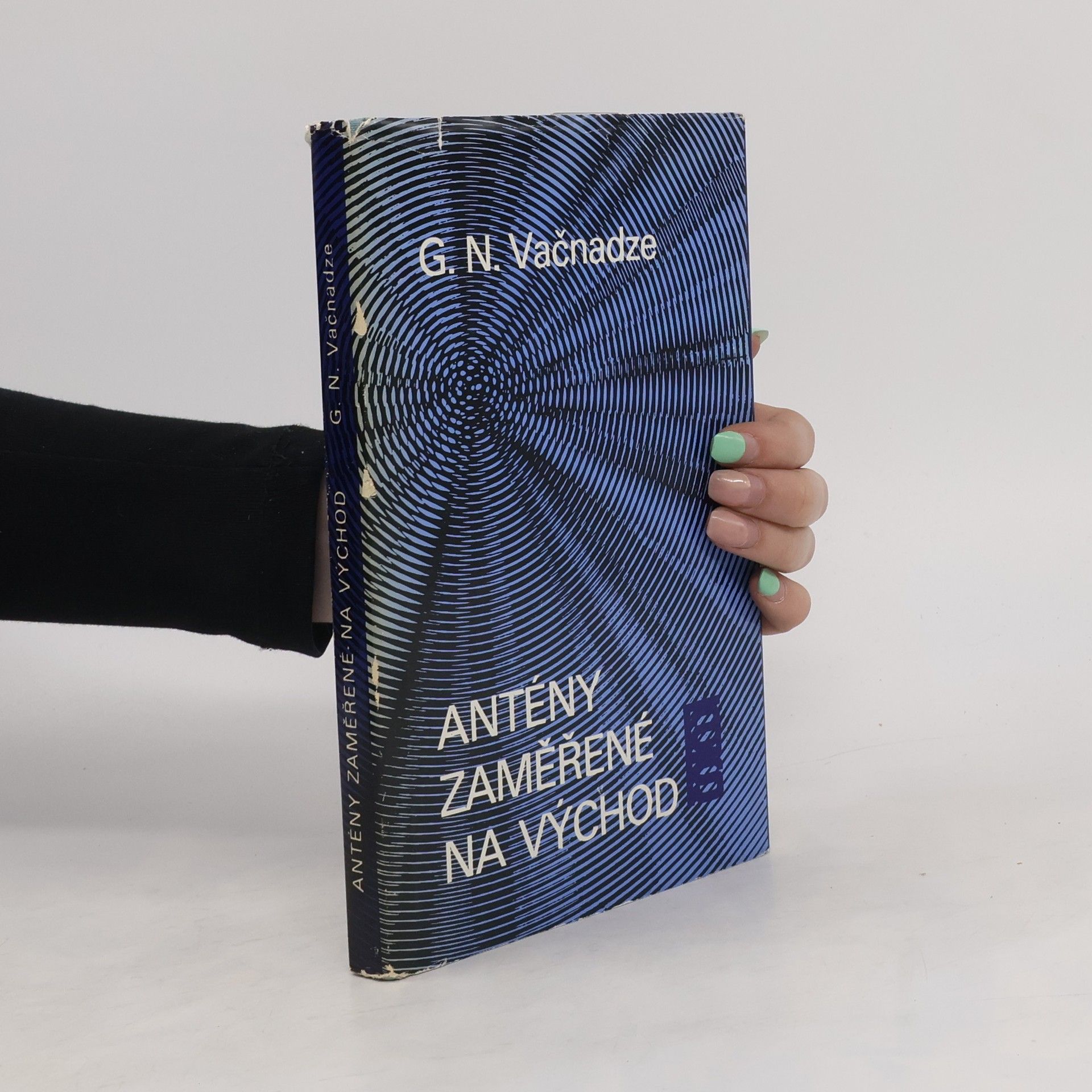 G. N. Vačnadze Antény zaměřené na Východ