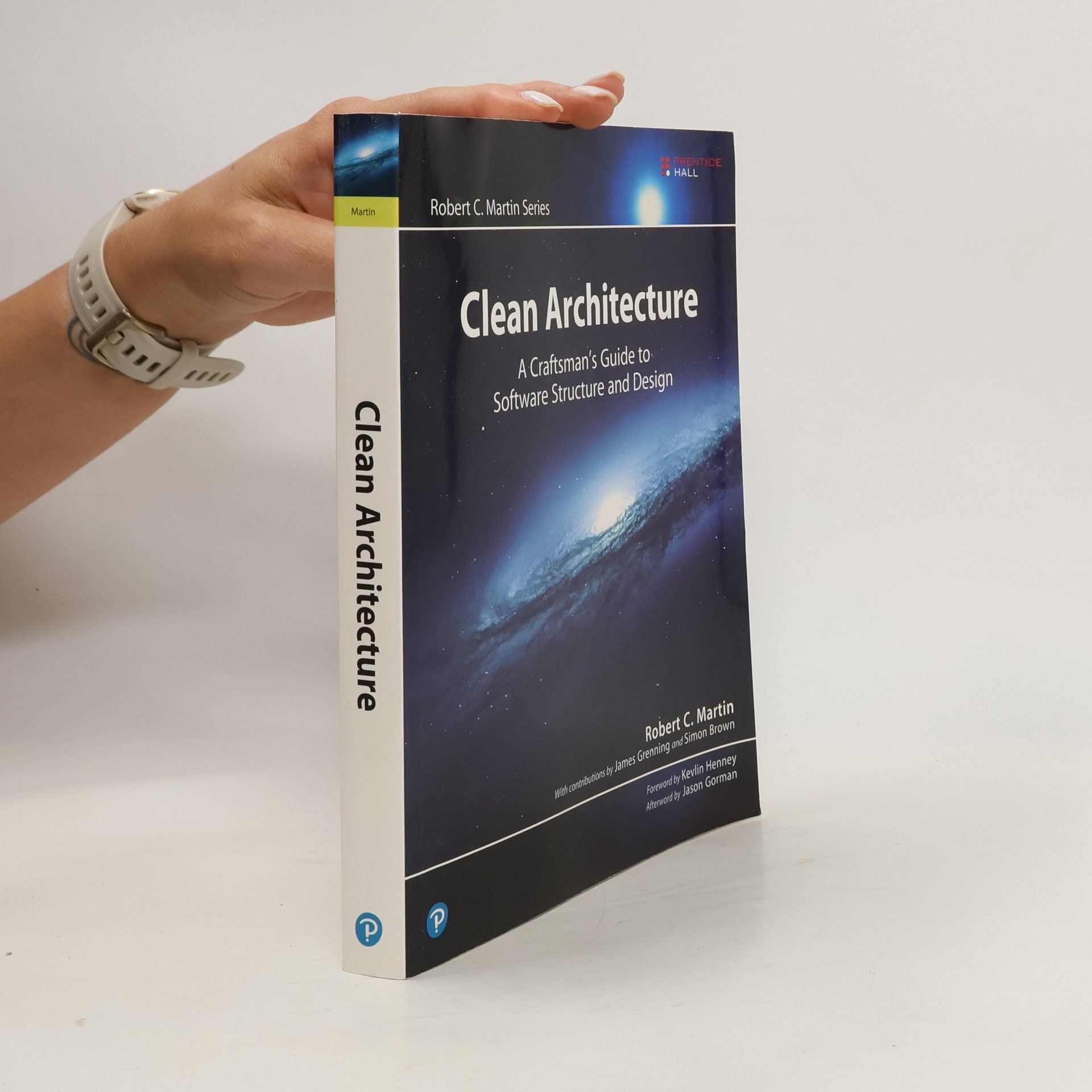 Robert C. Martin Clean architecture: a craftsman's guide to software structure and design