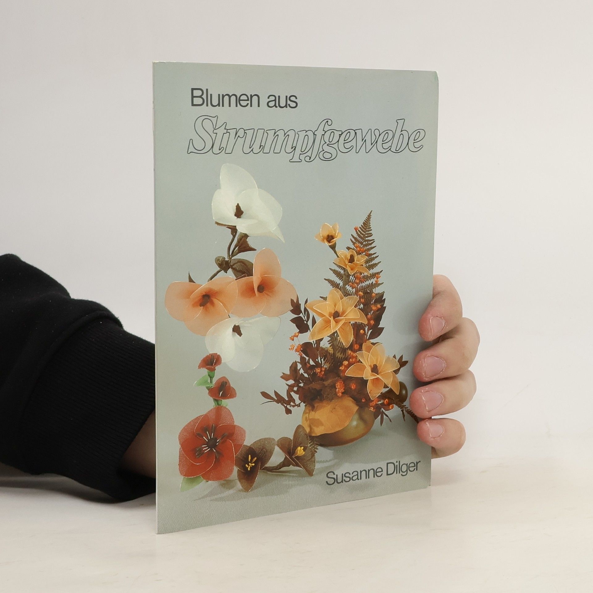 Susanne Dilger Blumen aus Strumpfgewebe