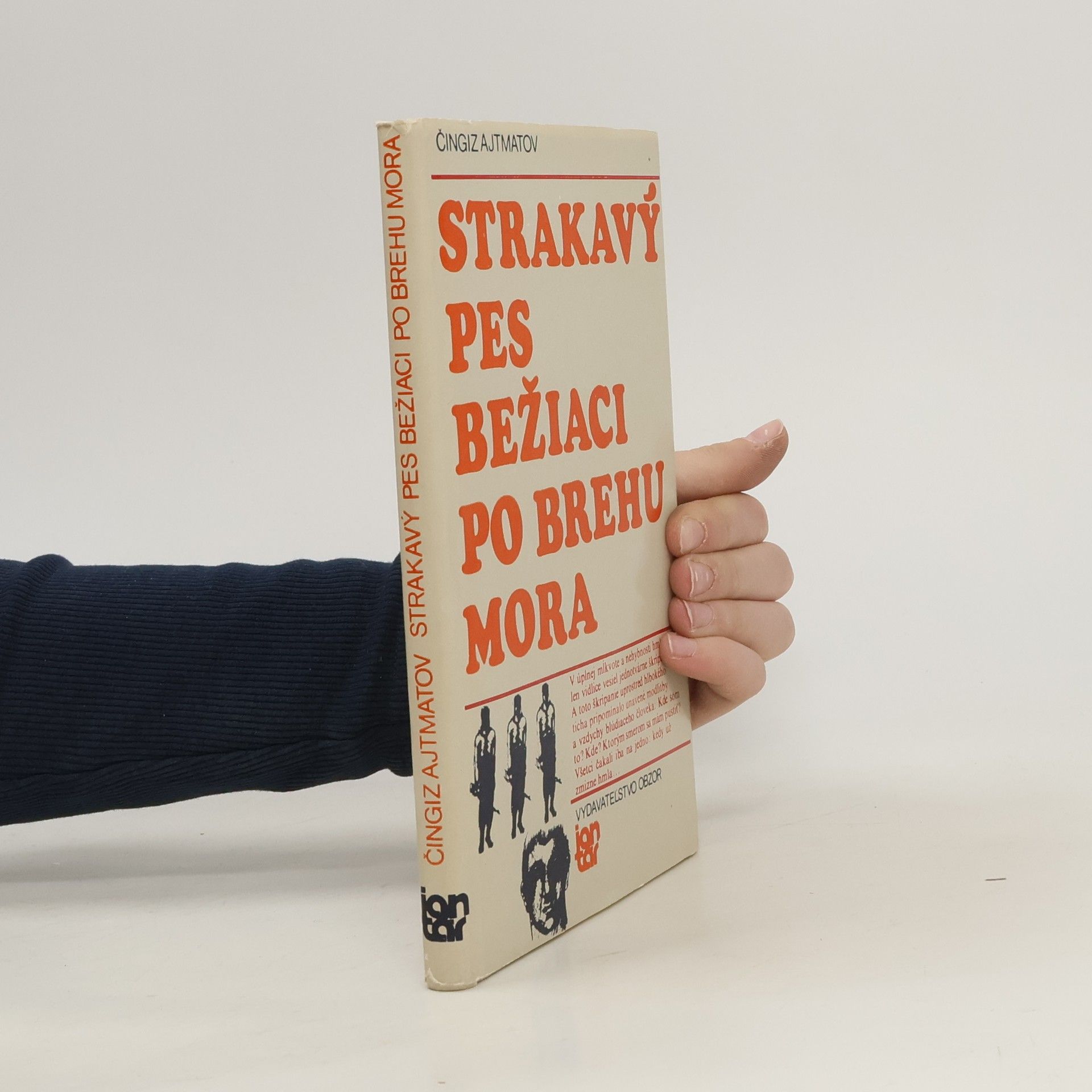 Čingiz Ajtmanov Strakavý pes bežiaci po brehu mora