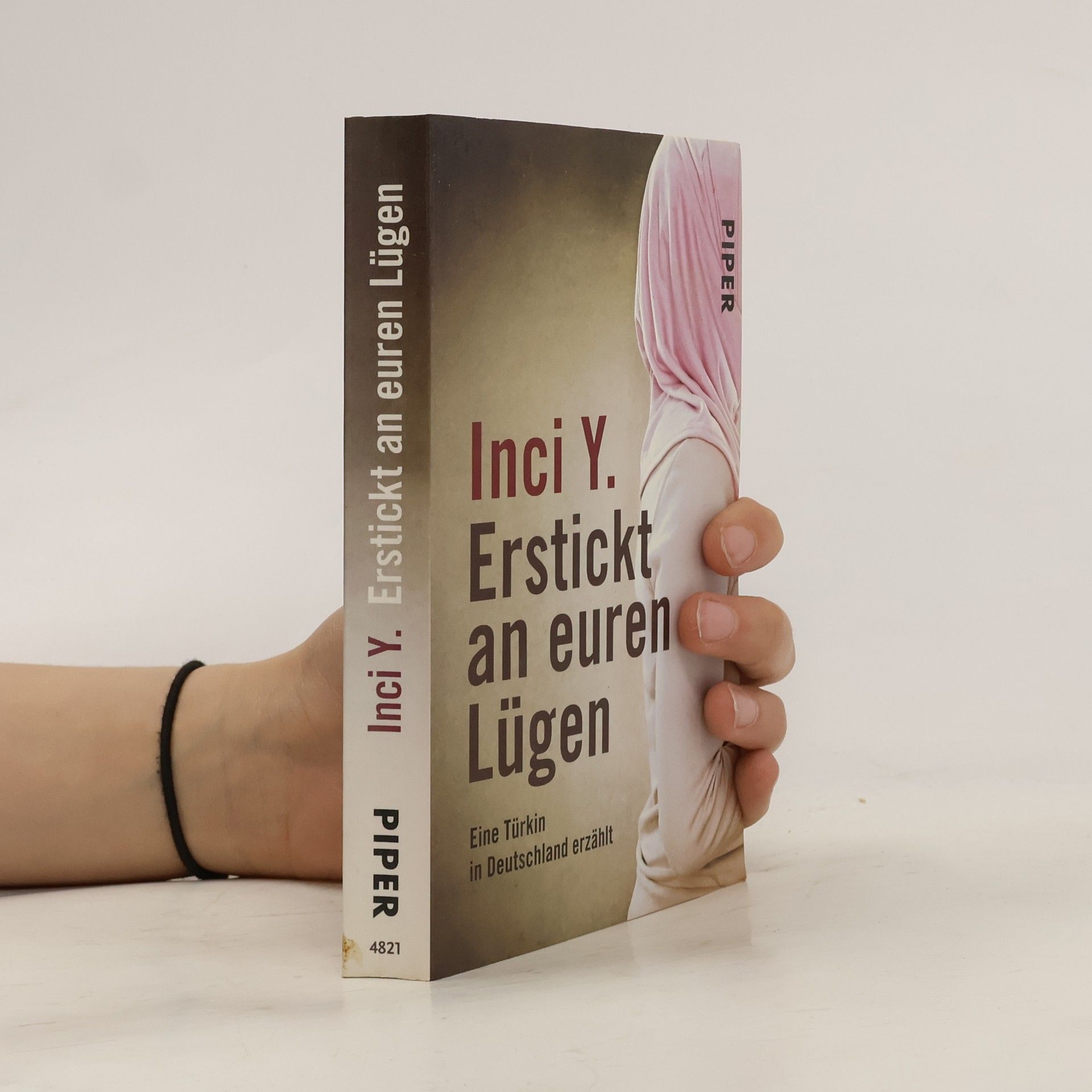 İnci Y. Erstickt an Euren Lügen