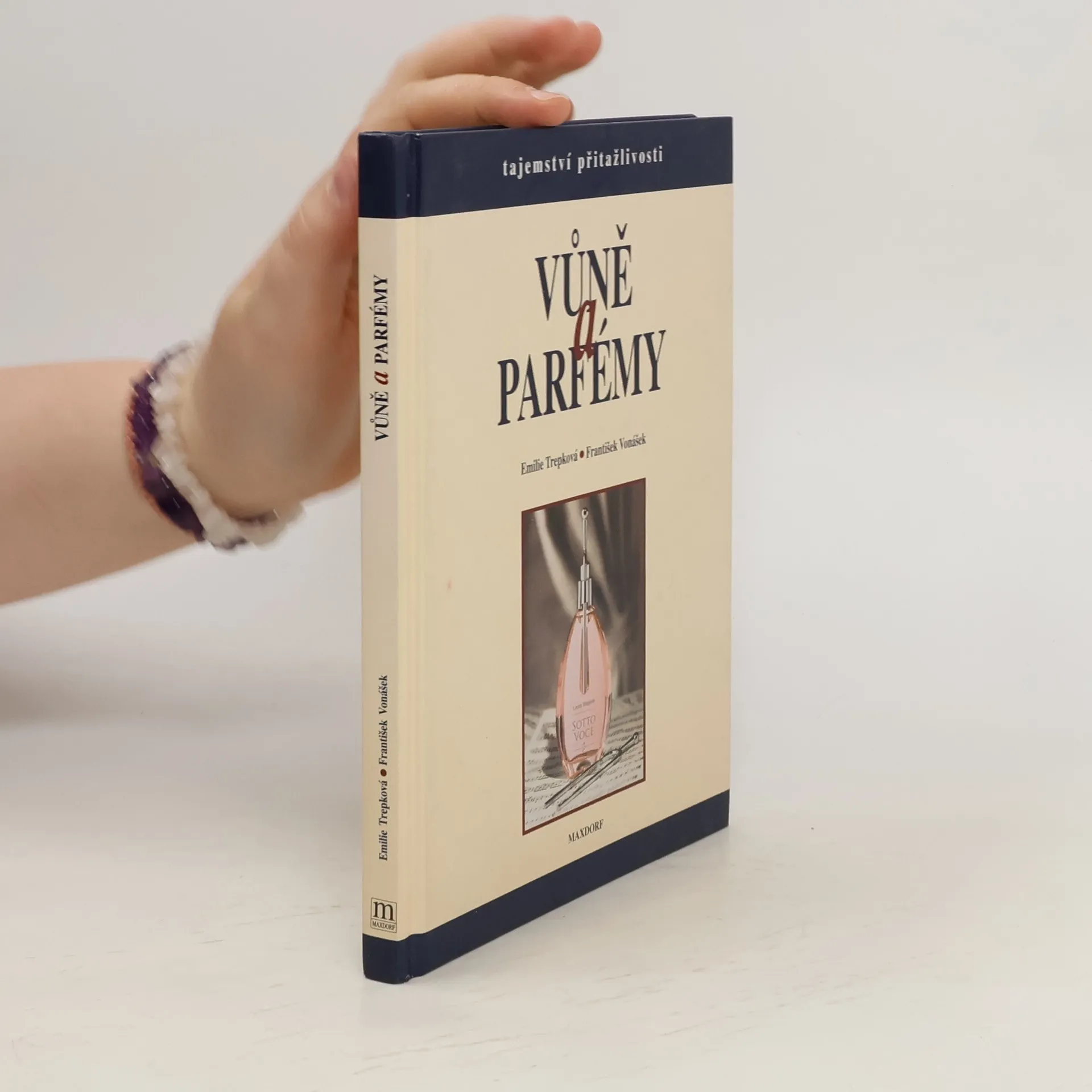 Vůně a parfémy: Tajemství přitažlivosti | Kniha | pevná | Emilie Trepková | CS