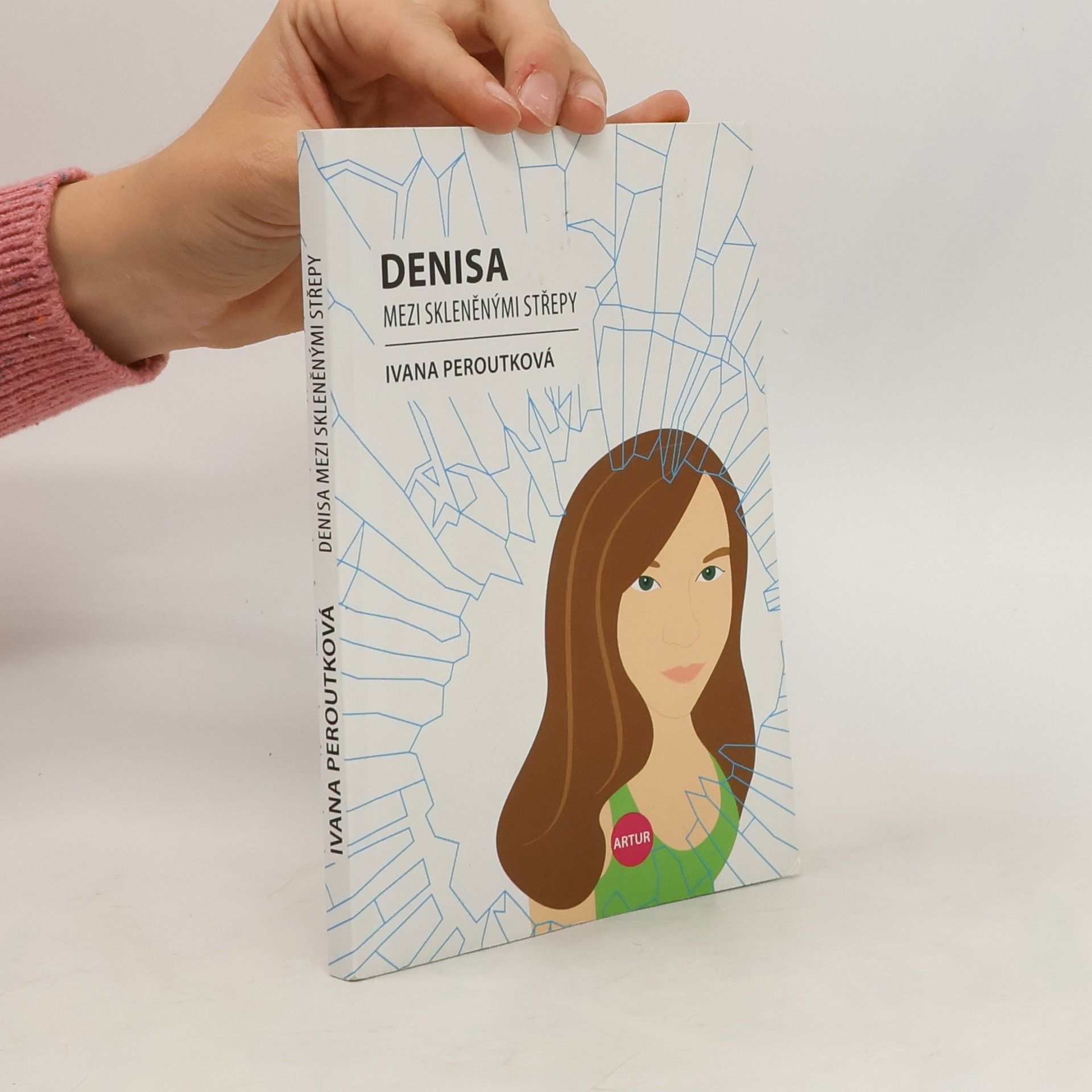 Ivana Peroutková Denisa mezi skleněnými střepy