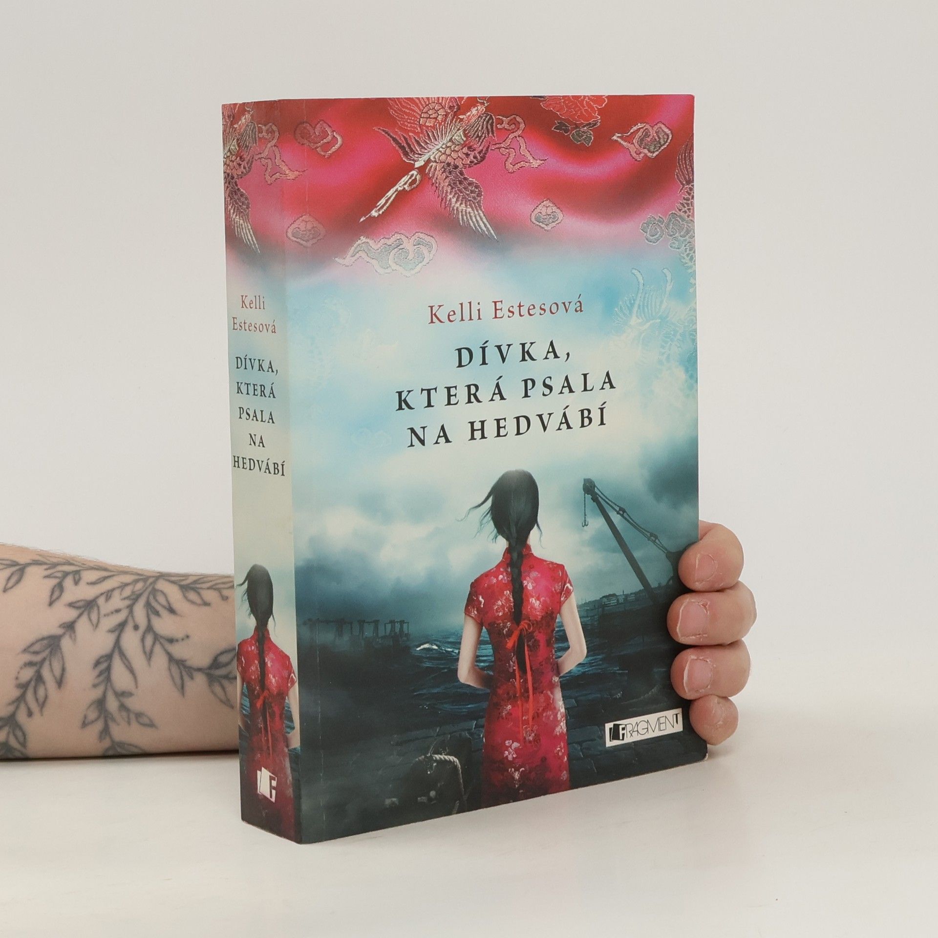 Kelli Estes Dívka, která psala na hedvábí