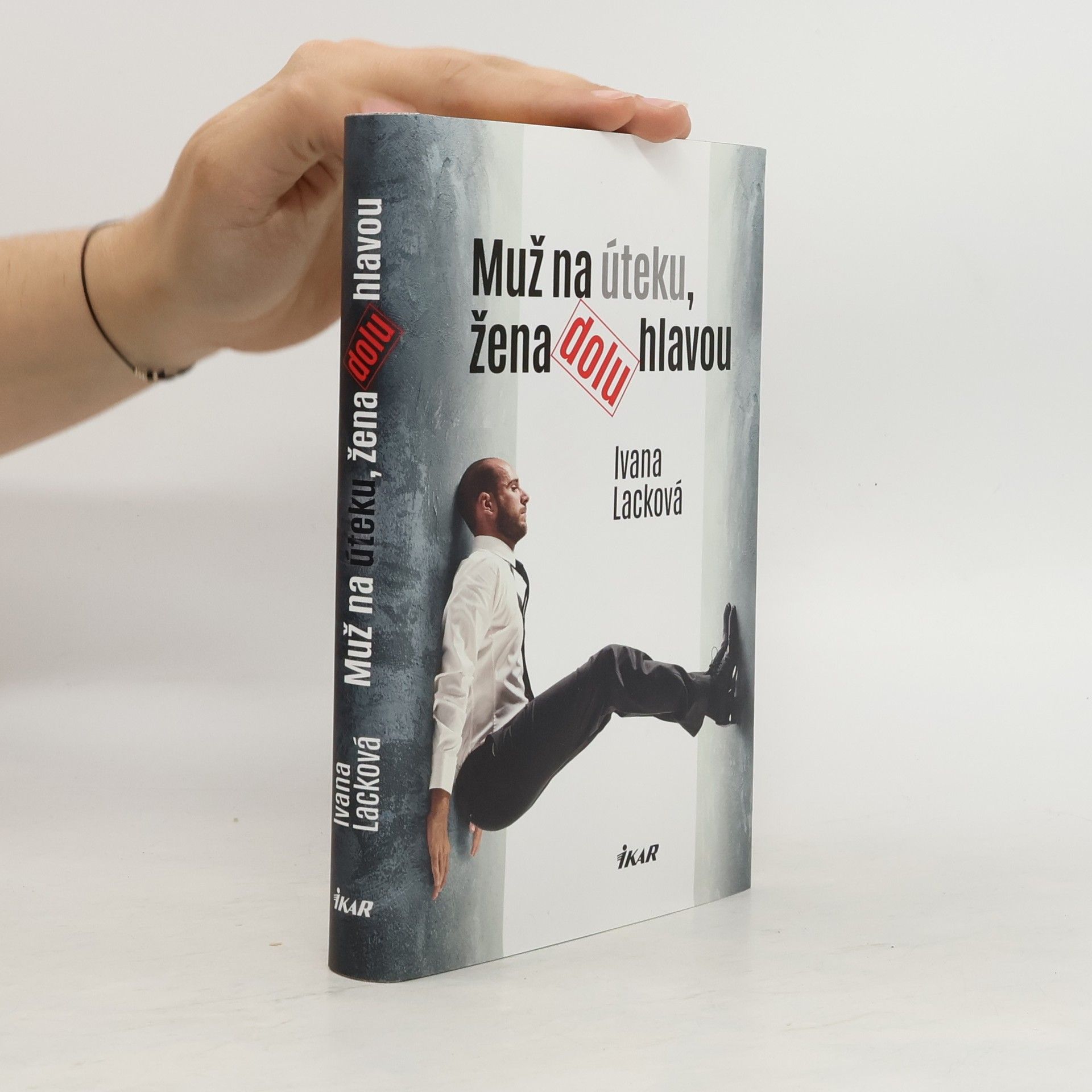 Ivana Lacková Muž na úteku, žena dolu hlavou