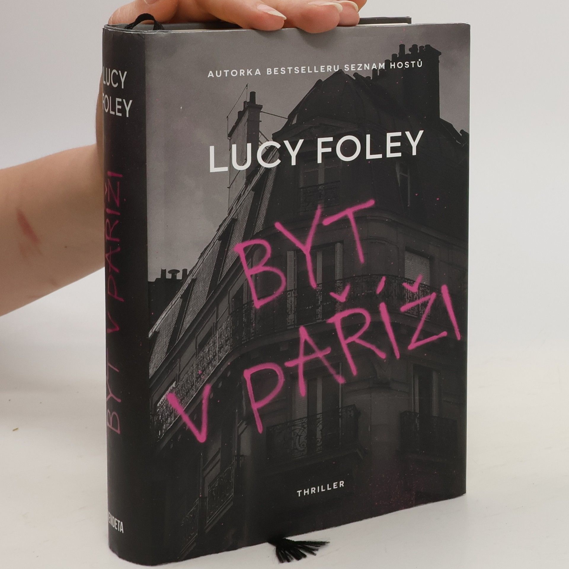 Lucy Foley Byt v Paříži
