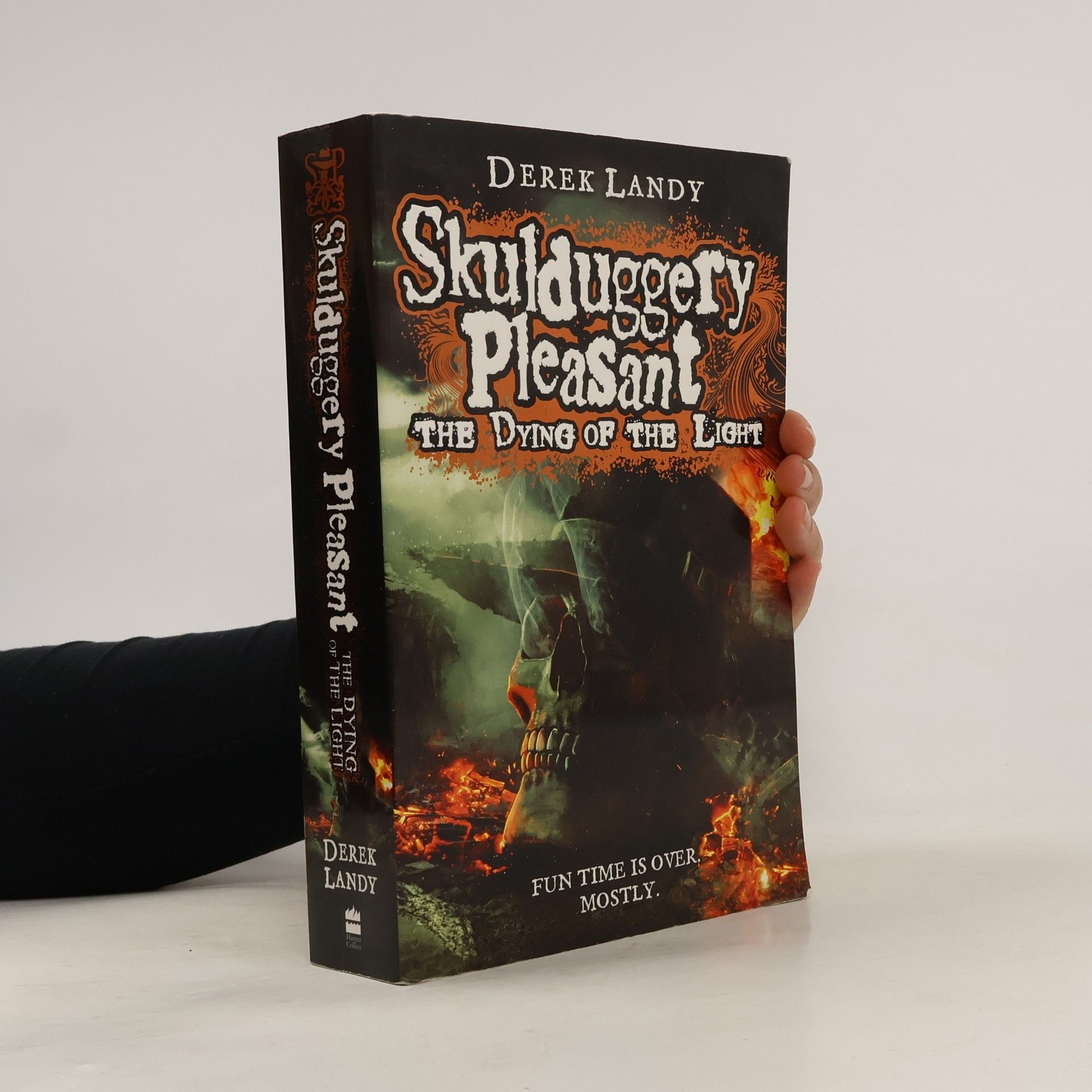 Derek Landy Skulduggery Pleasant - The Dying of the Light. Skulduggery Pleasant - Das Sterben des Lichts, englische Ausgabe