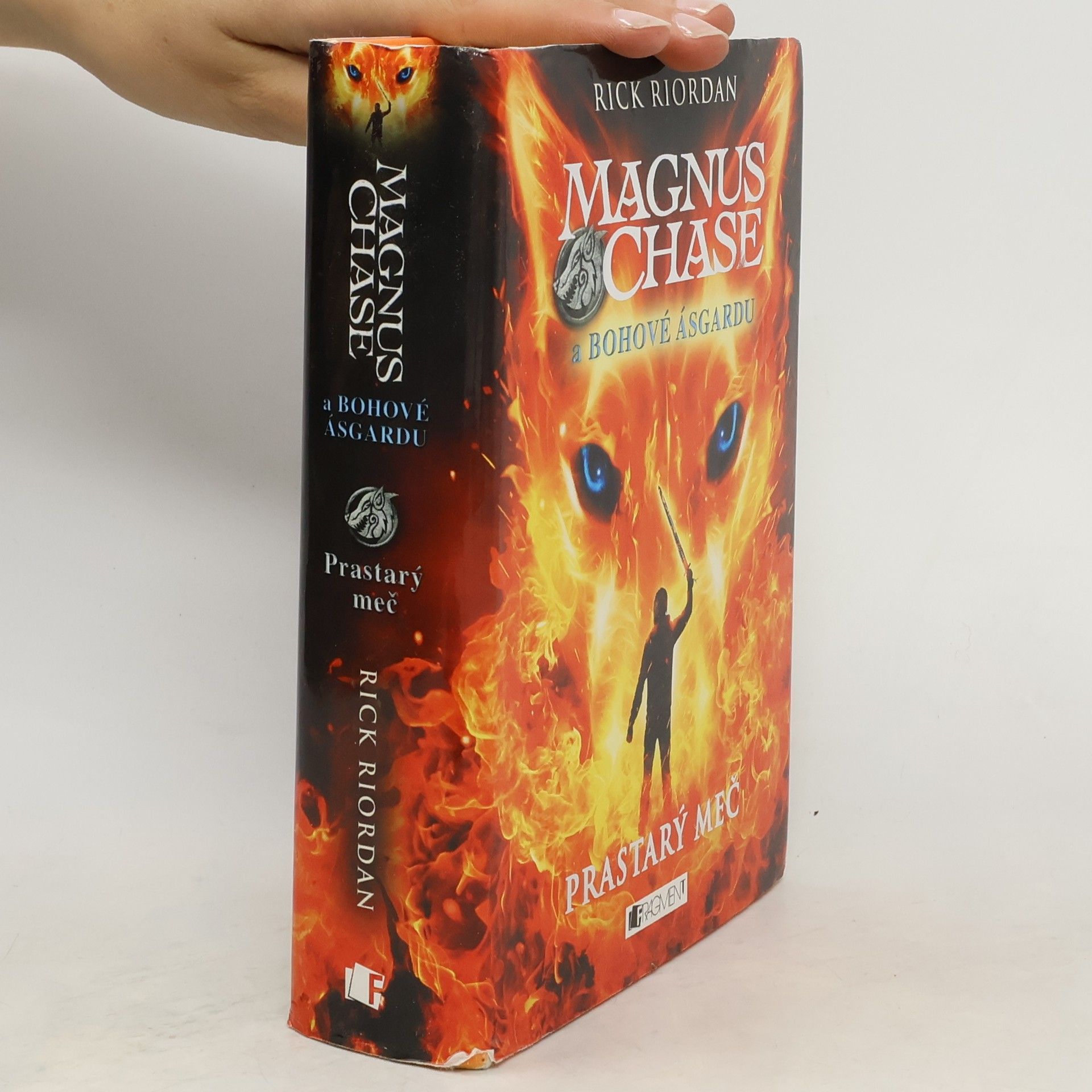 Rick Riordan Magnus Chase a bohové Ásgardu. Prastarý meč