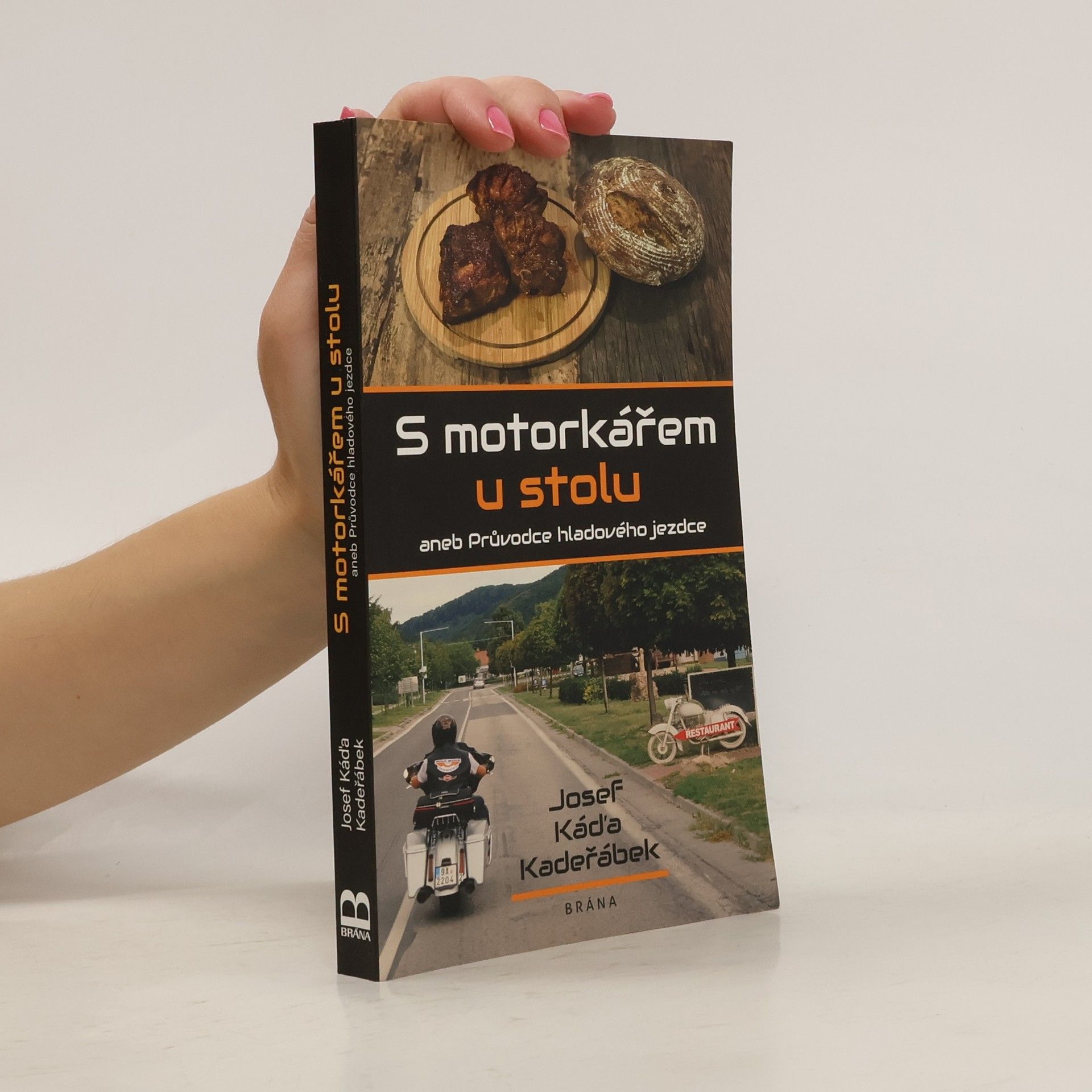 Josef Káďa Kadeřábek S motorkářem u stolu