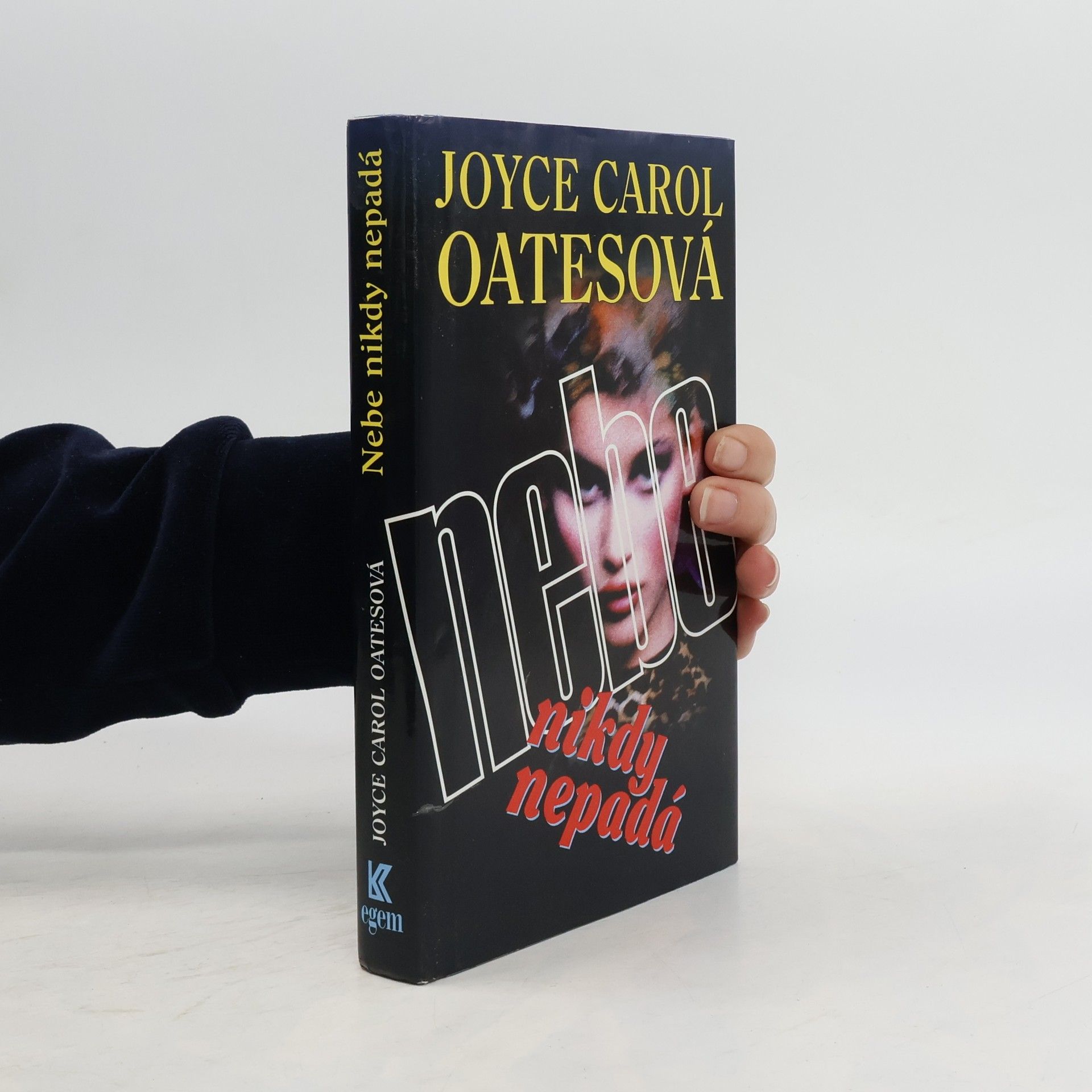Joyce Carol Oates Nebe nikdy nepadá