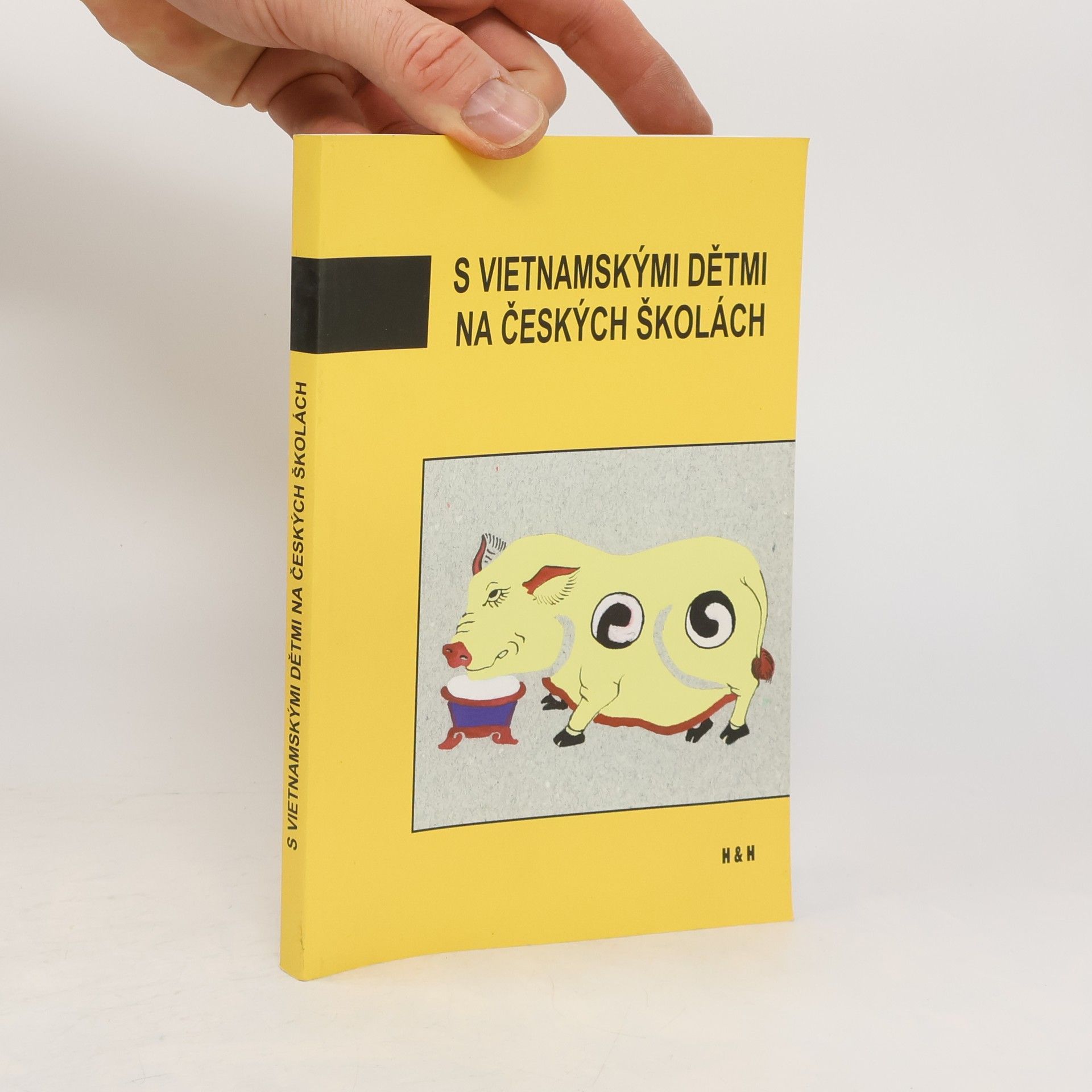 Ján Ičo S vietnamskými dětmi na českých školách