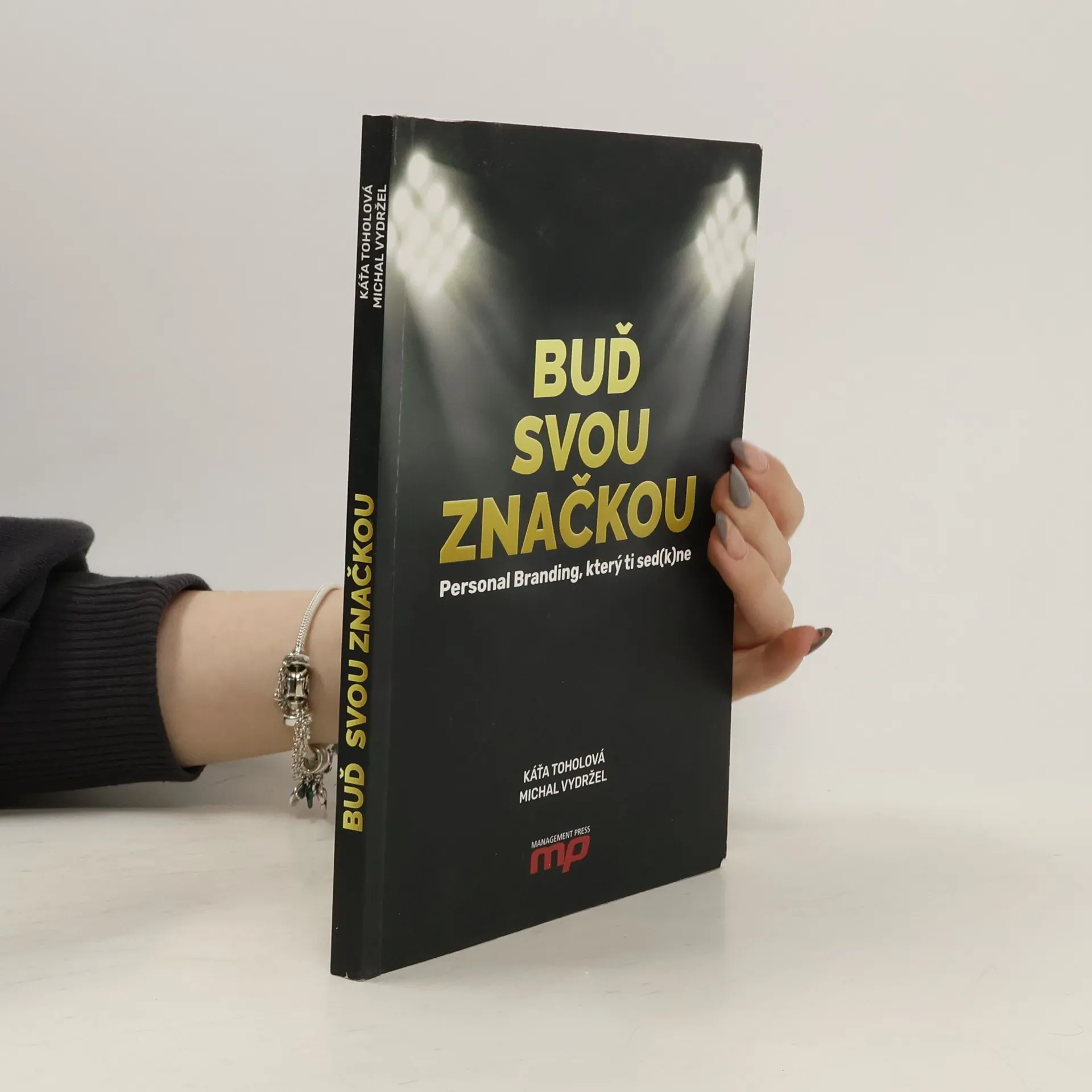 Buď svou značkou. Personal branding, který ti sed(k)ne | Kniha | mäkká | Káťa Toholová | CS
