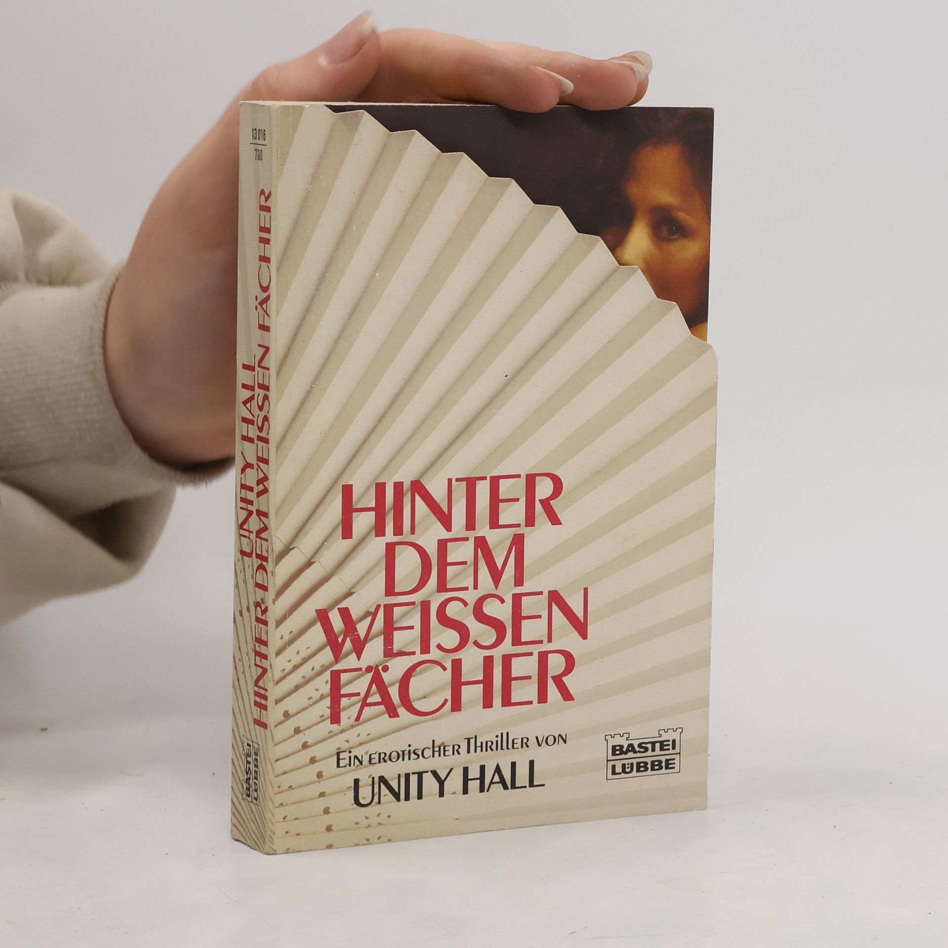 Unity Hall Hinter dem weissen Fächer