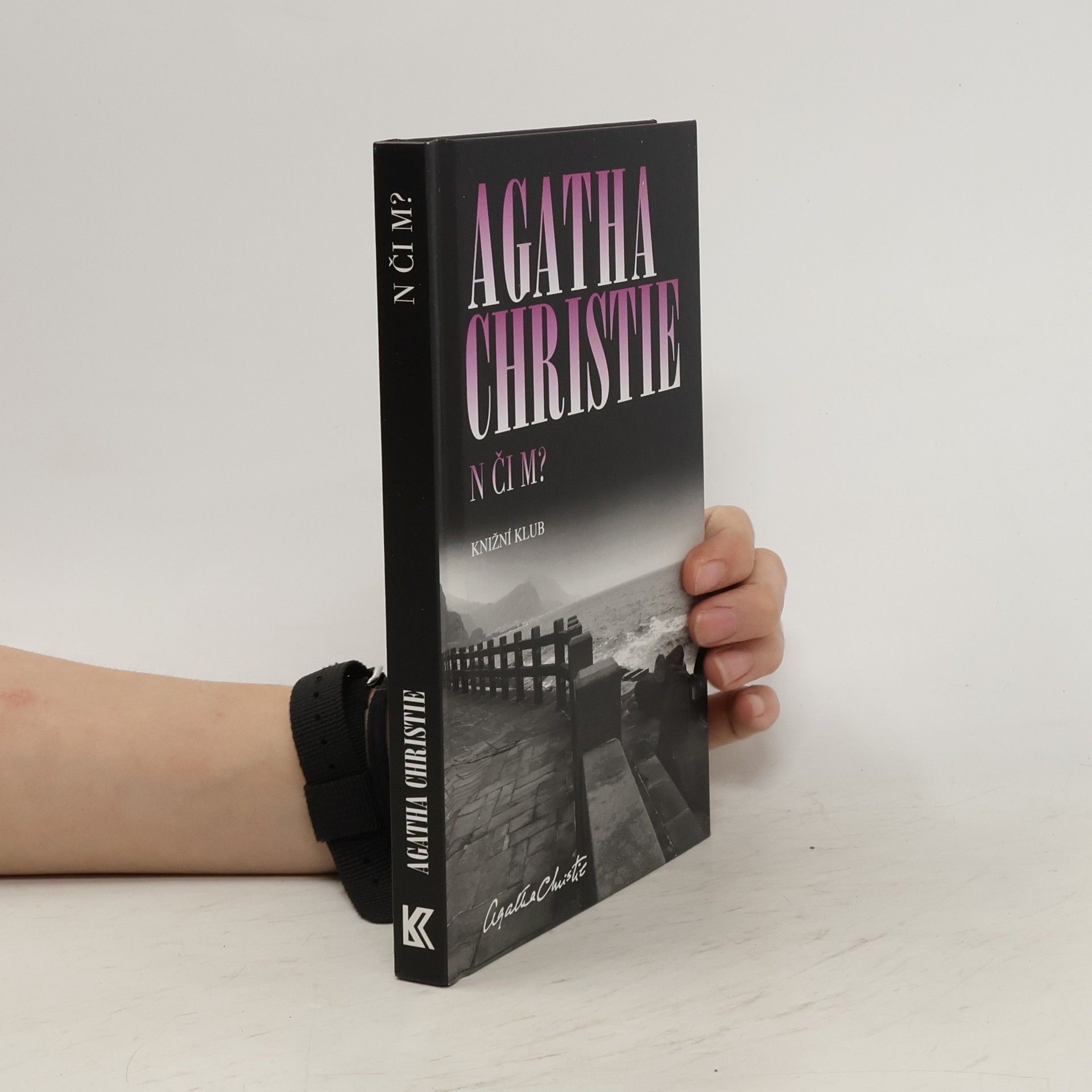 Agatha Christie N či M?