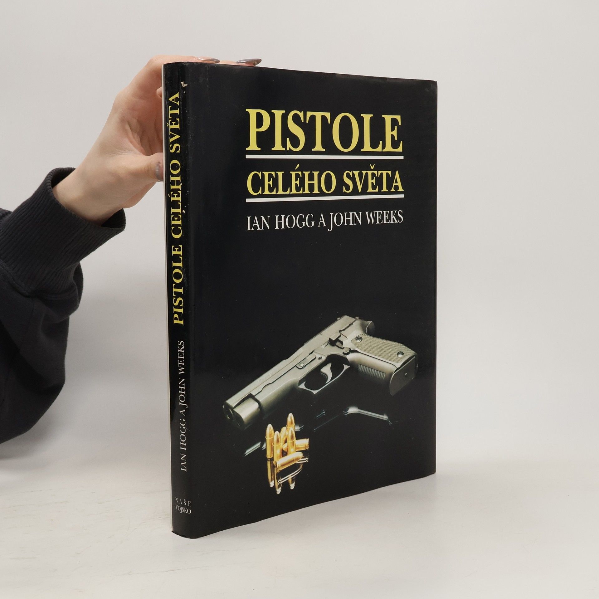 Ian Hogg Pistole celého světa