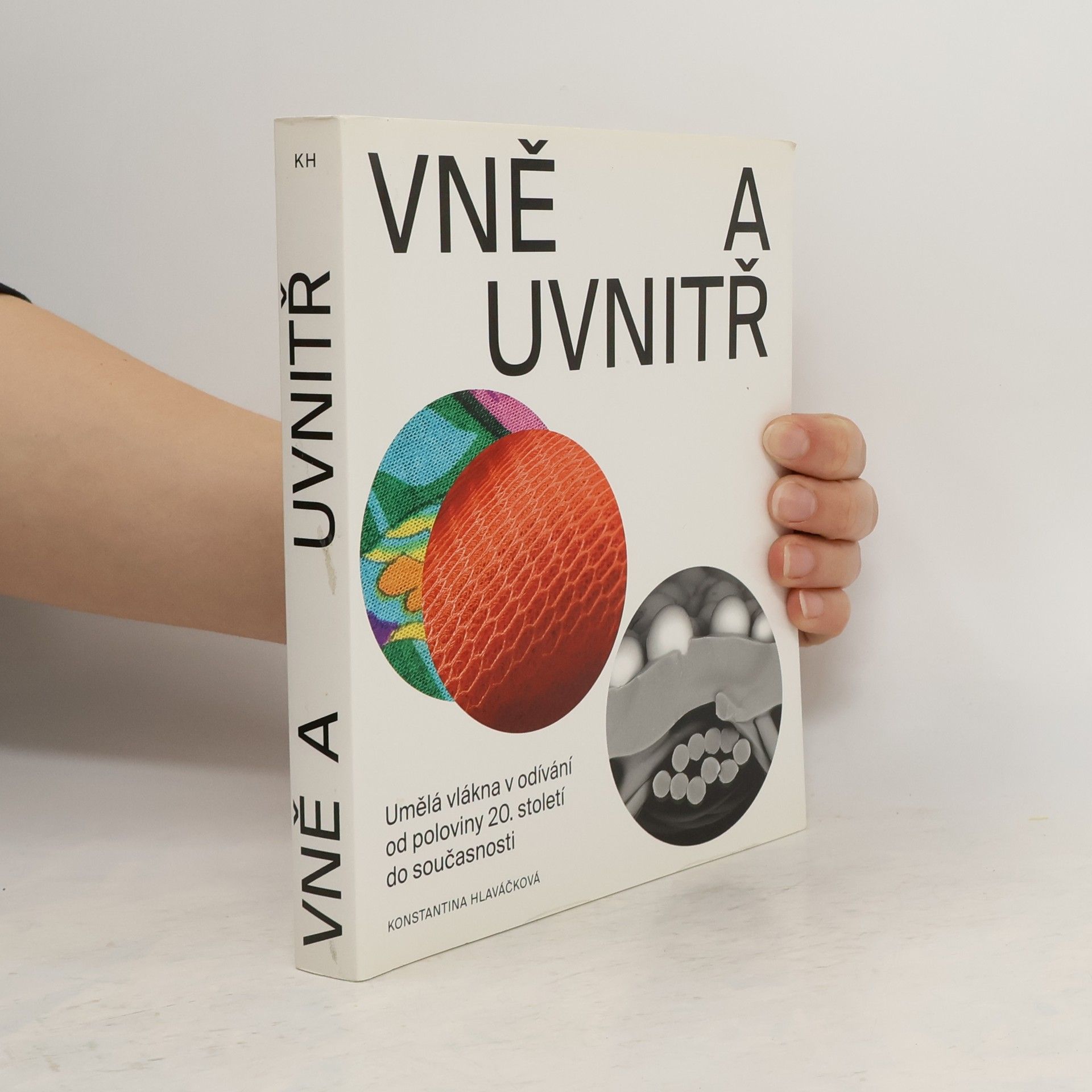 Konstantina Hlaváčková Vně a uvnitř: Umělá vlákna v odívání od poloviny 20. století do současnosti