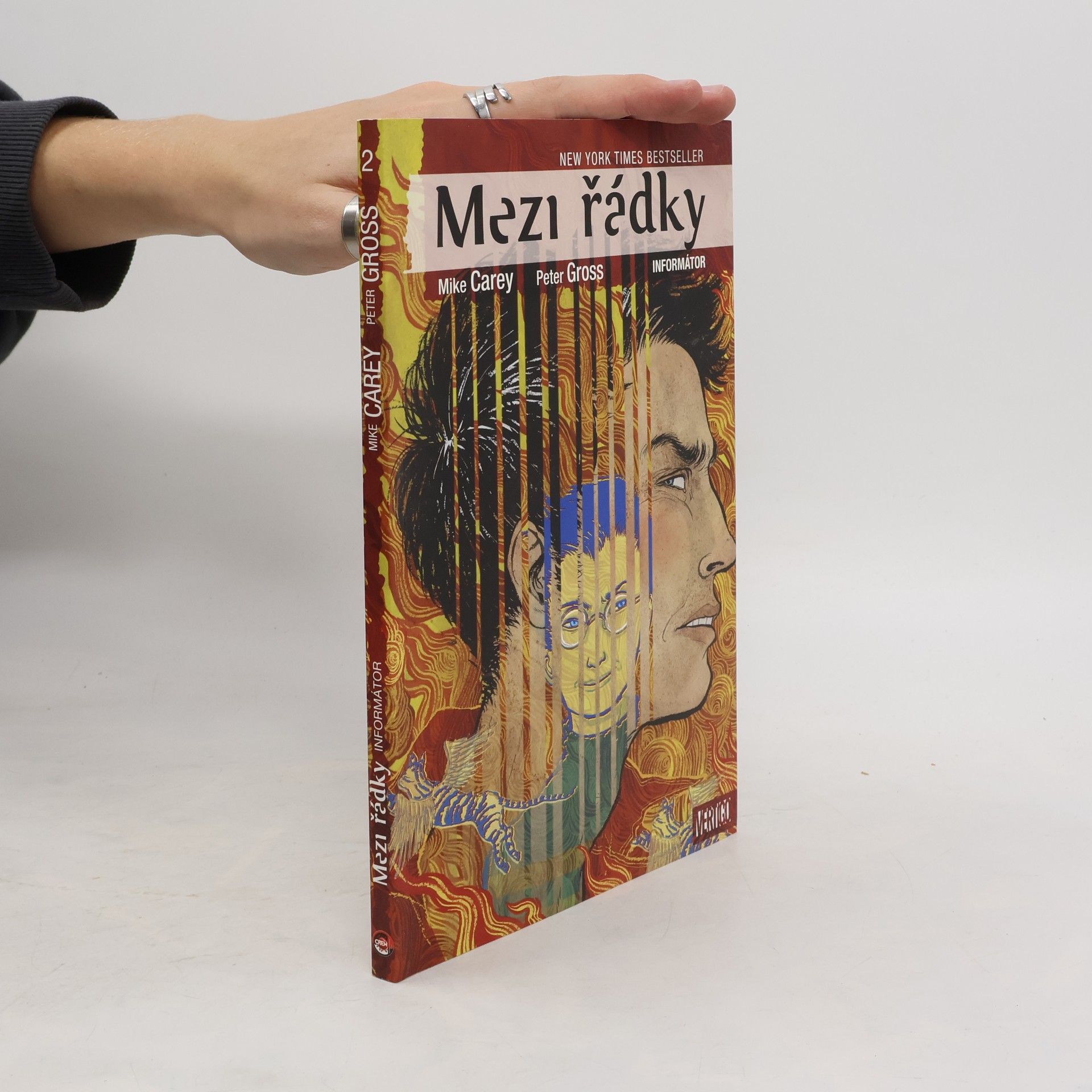 M. R. Carey  Mezi řádky. Informátor